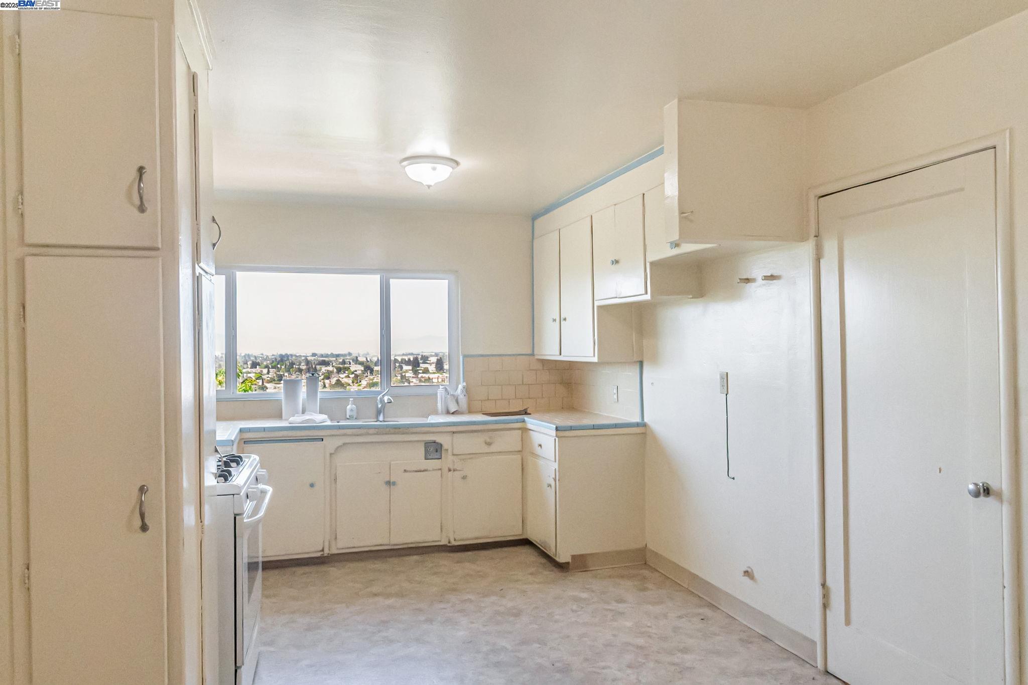 Detail Gallery Image 8 of 34 For 24443 Marie Dr, Hayward,  CA 94542 - 3 Beds | 2 Baths