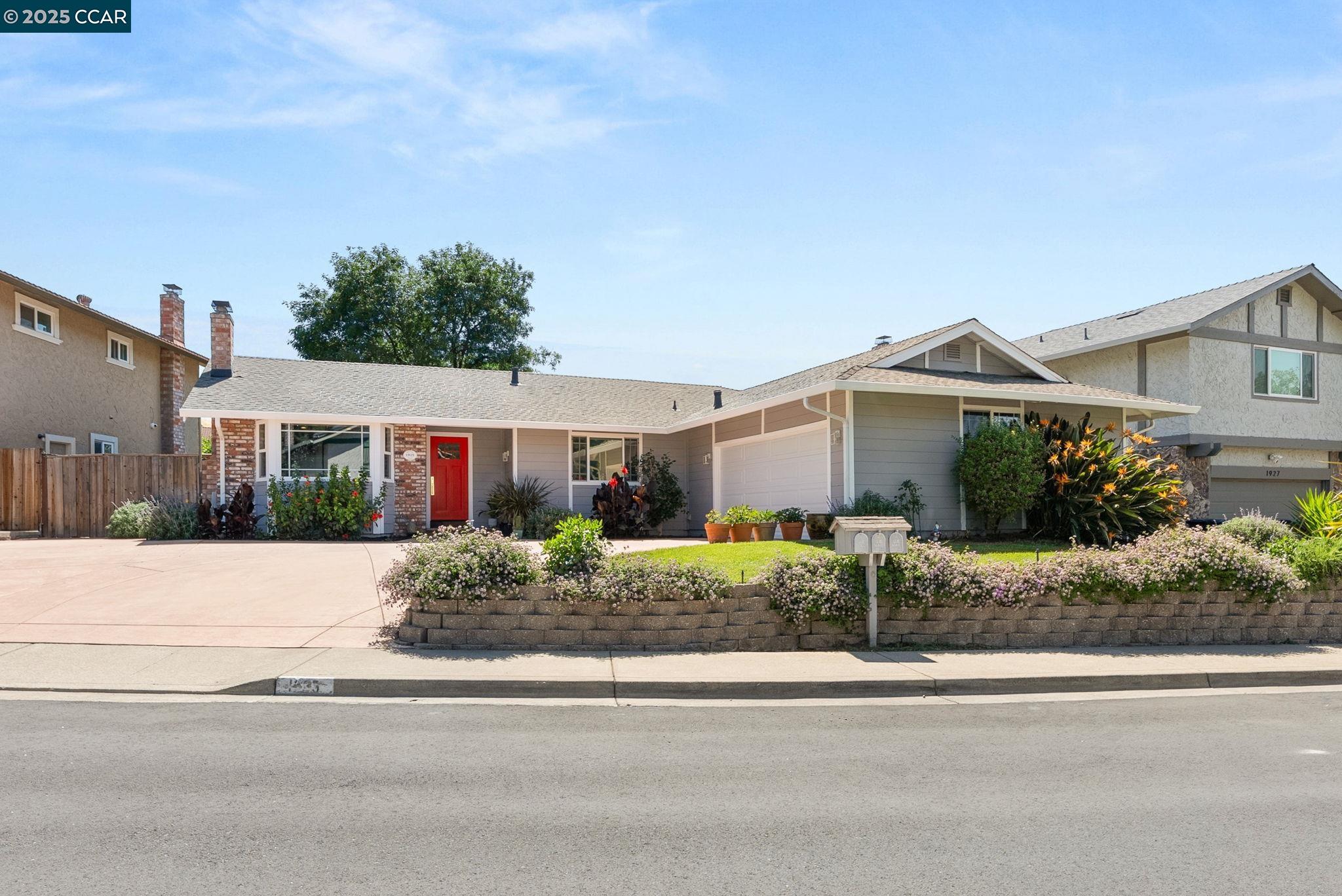 Detail Gallery Image 3 of 48 For 1925 Burnside Ct, Concord,  CA 94521 - 3 Beds | 2/1 Baths