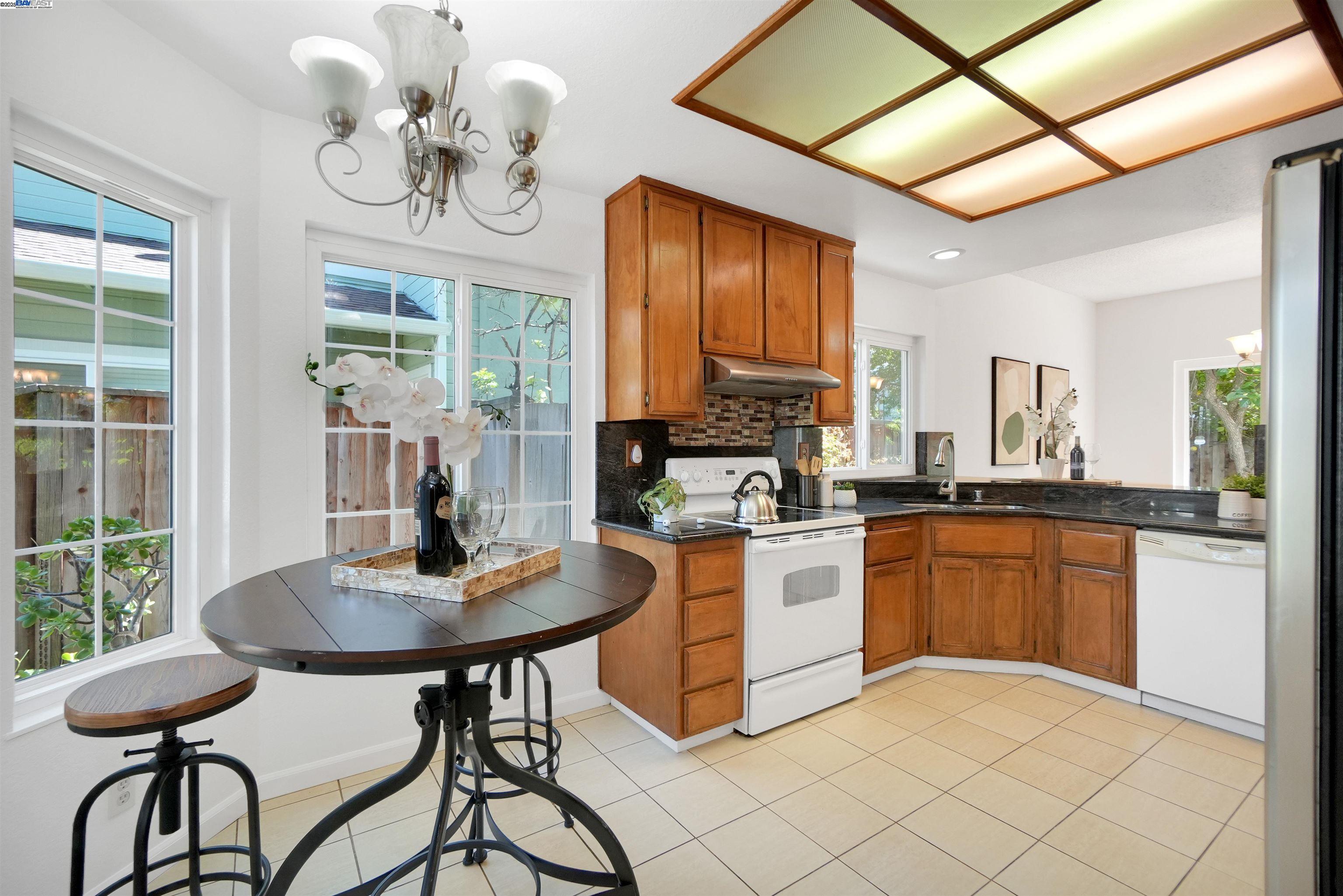 Detail Gallery Image 9 of 42 For 4774 Canvasback Cmn, Fremont,  CA 94555 - 3 Beds | 2/1 Baths