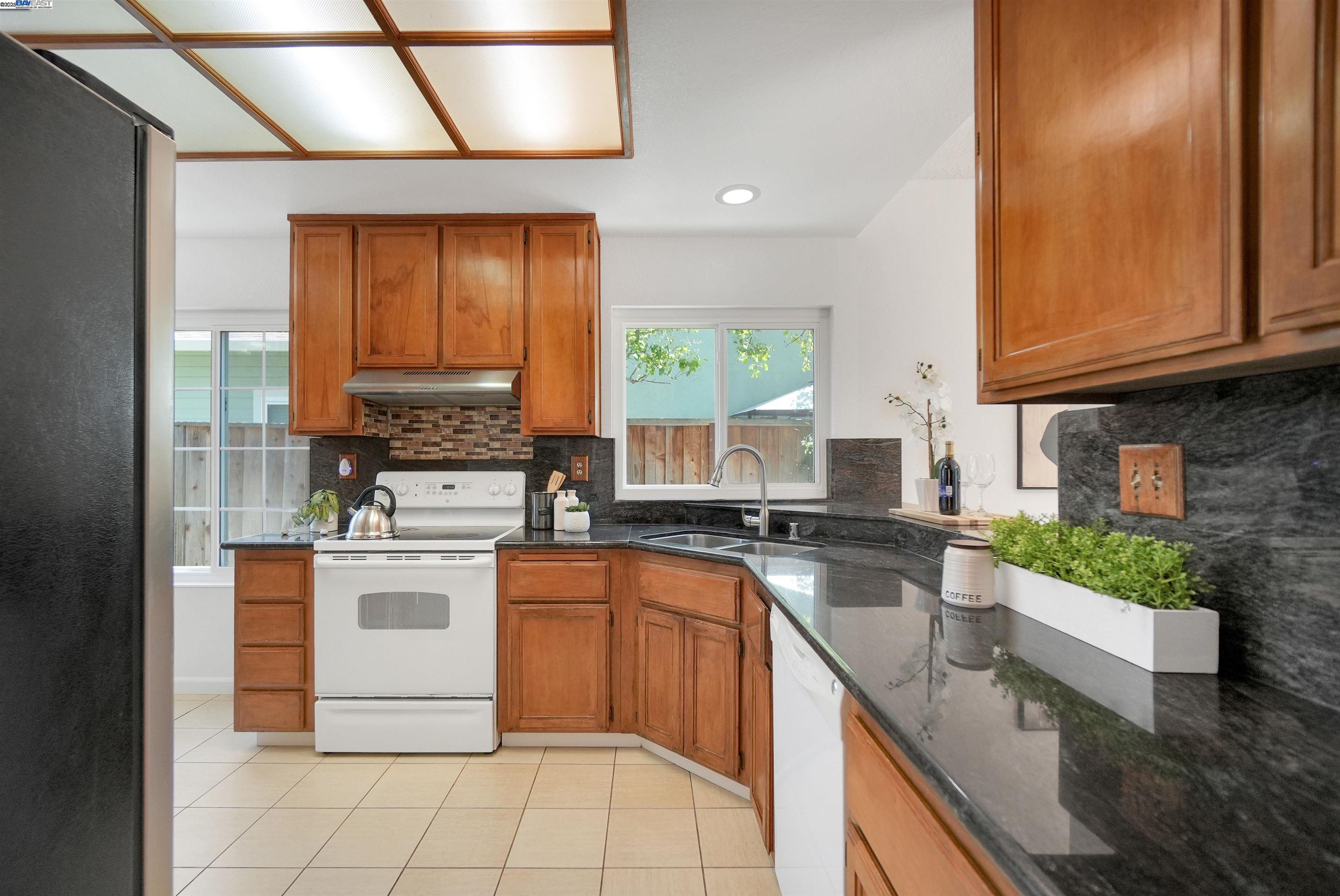 Detail Gallery Image 10 of 42 For 4774 Canvasback Cmn, Fremont,  CA 94555 - 3 Beds | 2/1 Baths