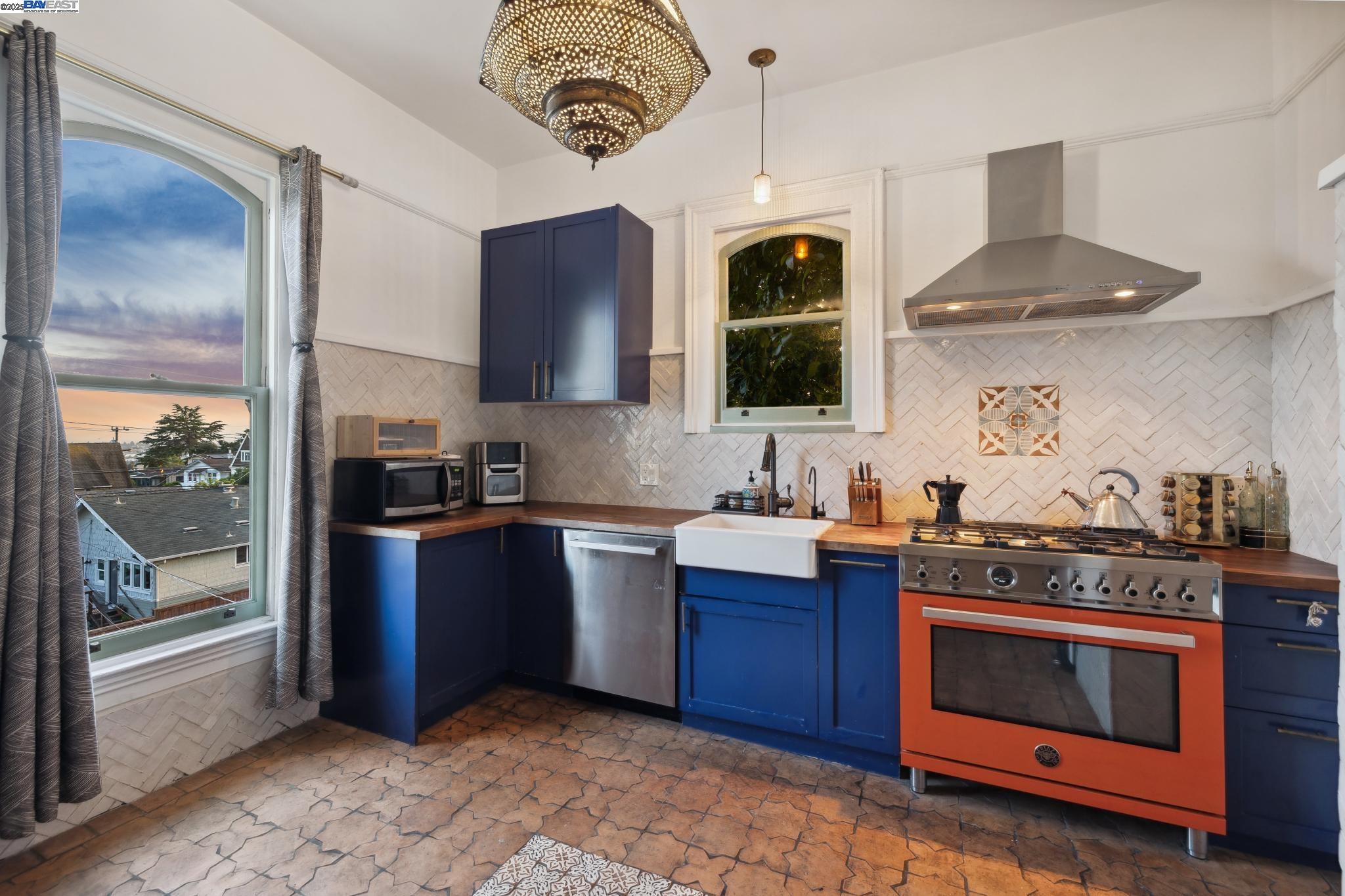 Detail Gallery Image 5 of 15 For 2214 E 27th Street, Oakland,  CA 94606 - – Beds | – Baths