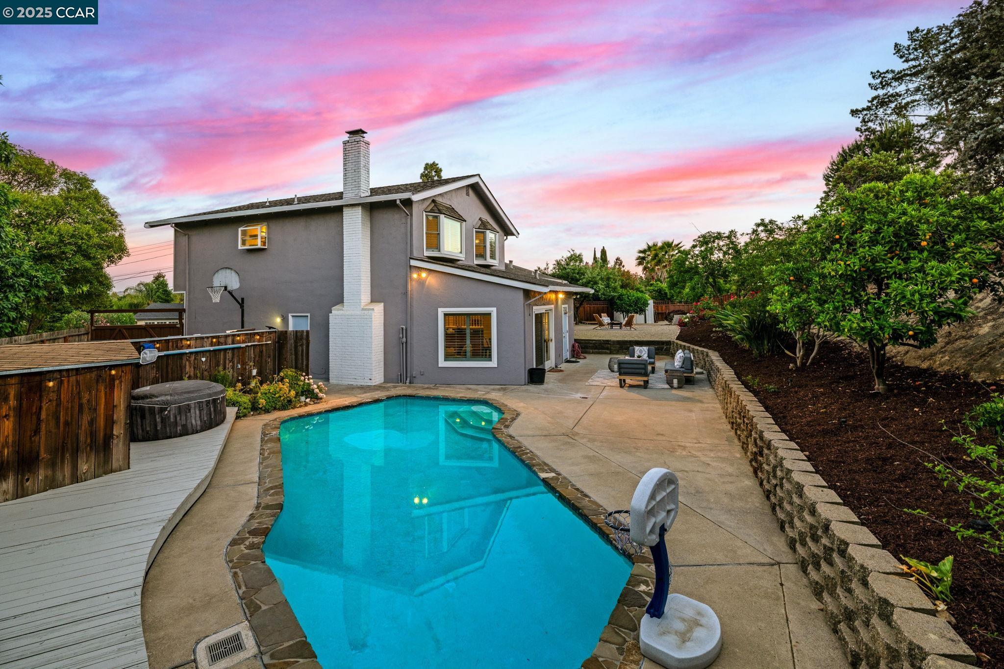 Detail Gallery Image 4 of 60 For 16 Bartlett Ct, Pleasant Hill,  CA 94523 - 4 Beds | 3 Baths