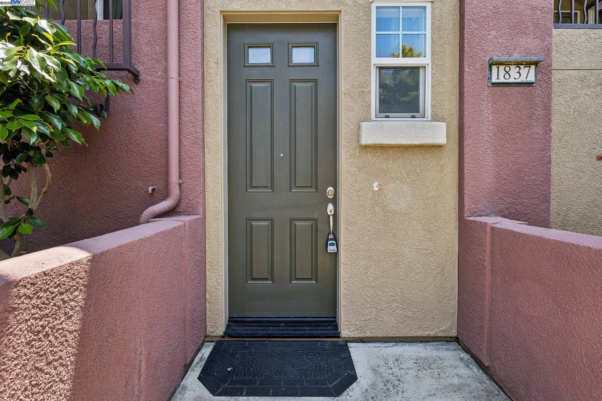 Detail Gallery Image 2 of 28 For 1837 Camino Leonor, San Jose,  CA 95131 - 2 Beds | 2 Baths