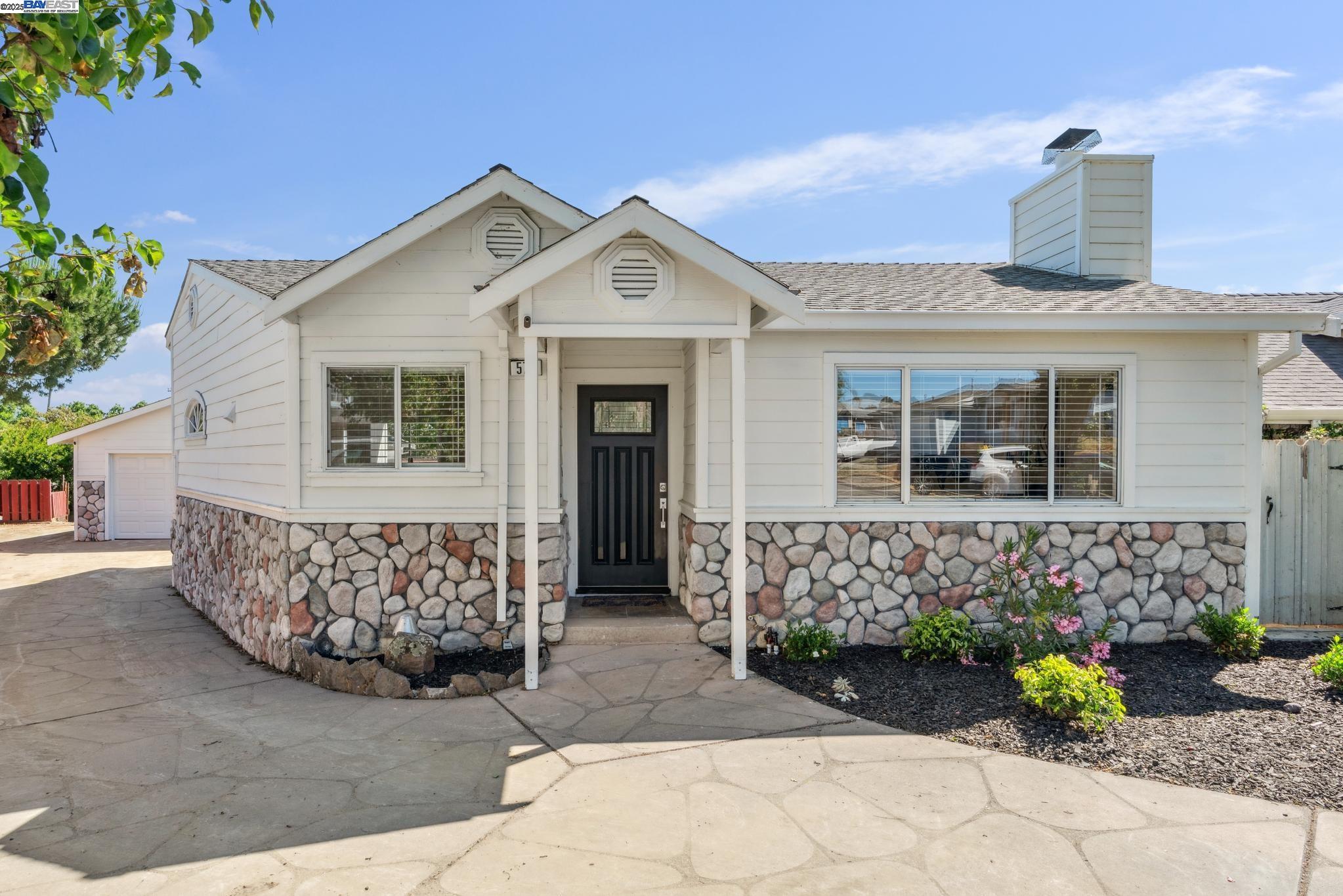 Detail Gallery Image 1 of 1 For 577 Dorothy Ln, Martinez,  CA 94553 - 3 Beds | 2 Baths