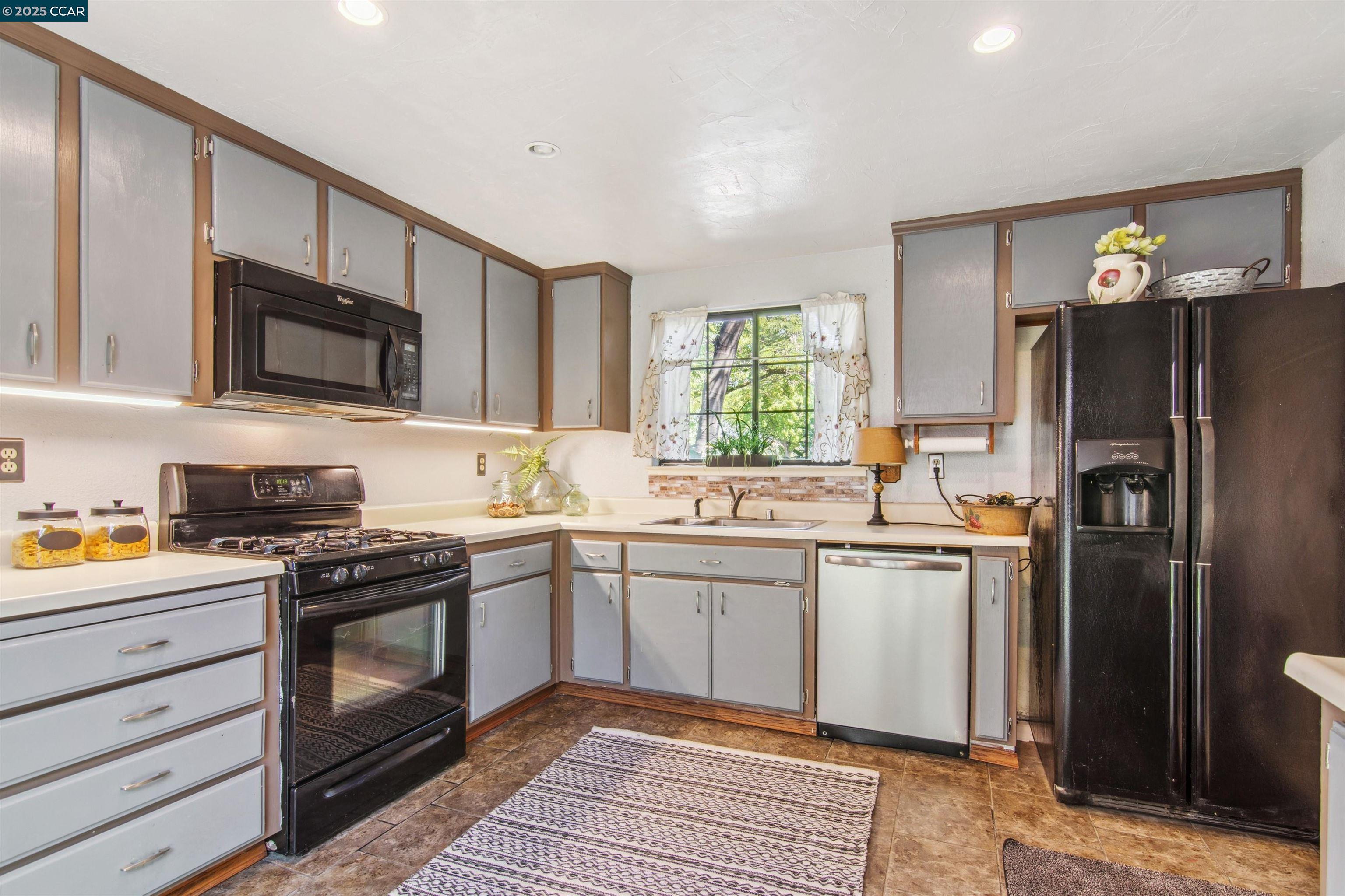 Detail Gallery Image 15 of 43 For 2628 Asilomar Dr, Antioch,  CA 94531 - 4 Beds | 2 Baths