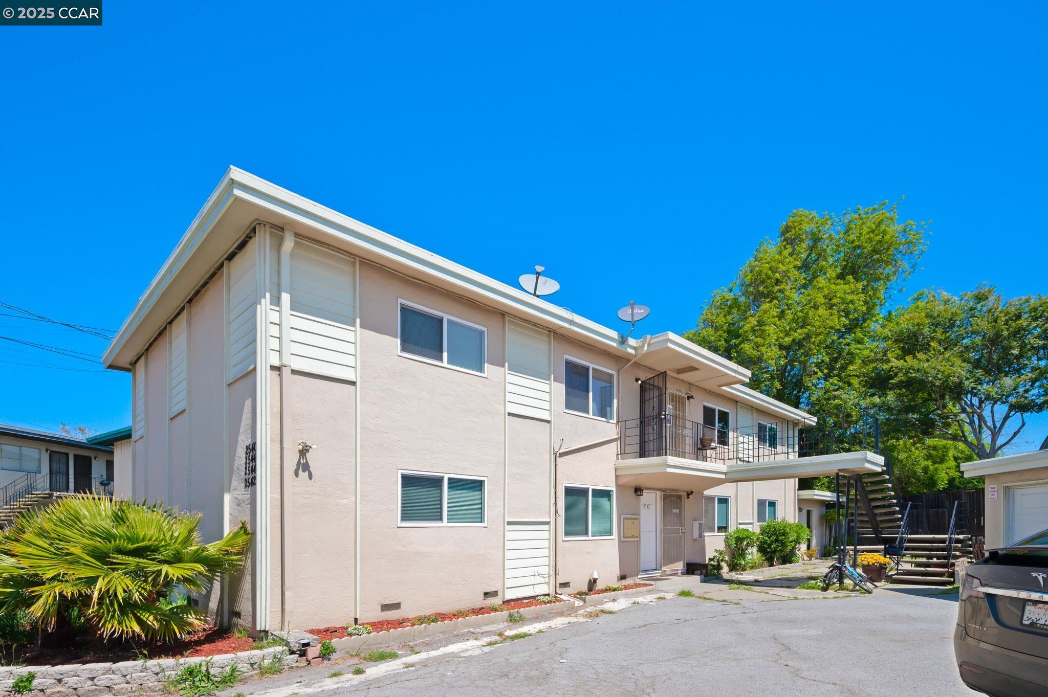 Detail Gallery Image 1 of 14 For 2546 Denning Ct, Castro Valley,  CA 94546 - 8 Beds | 4 Baths