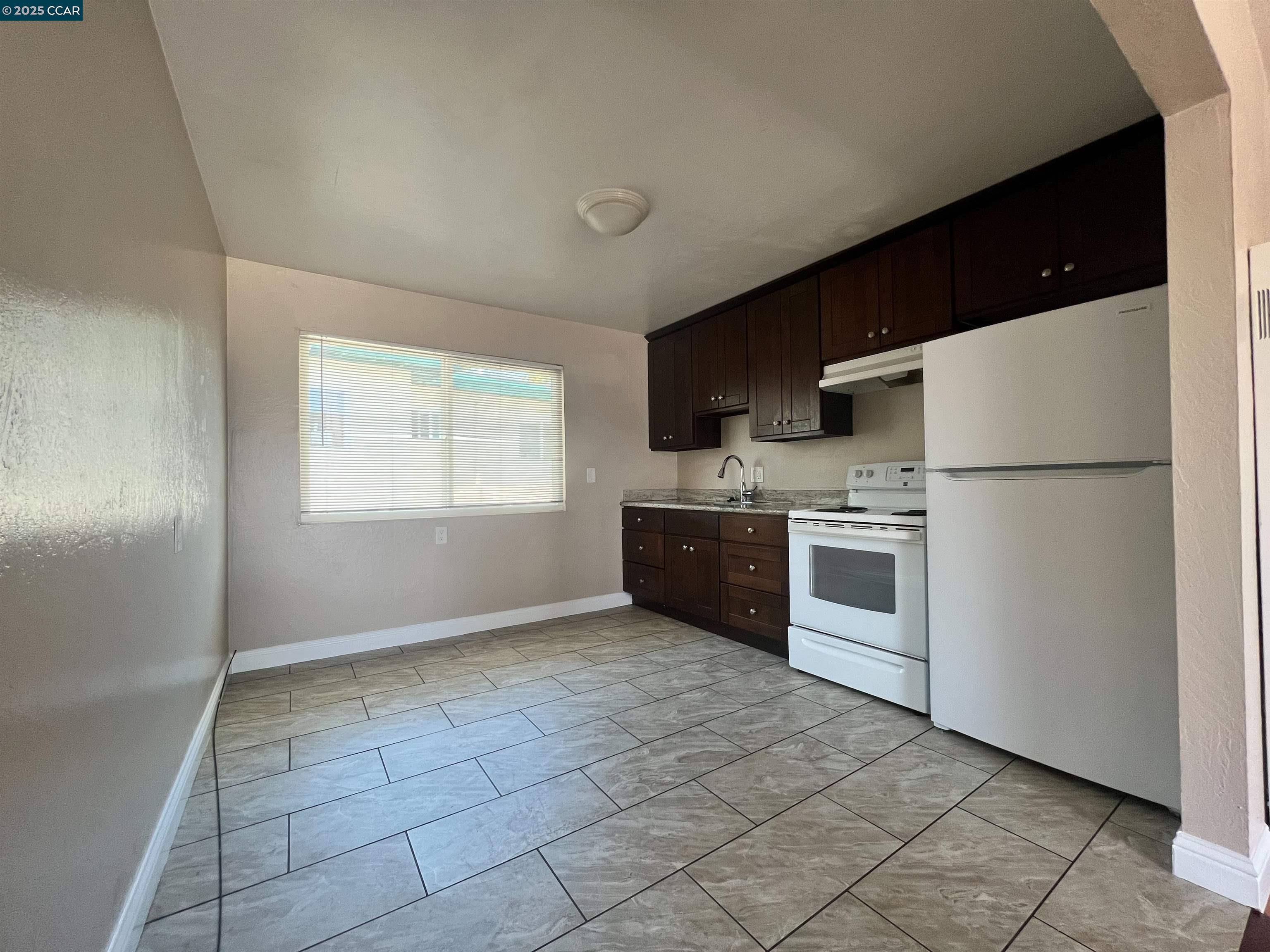 Detail Gallery Image 5 of 14 For 2546 Denning Ct, Castro Valley,  CA 94546 - 8 Beds | 4 Baths
