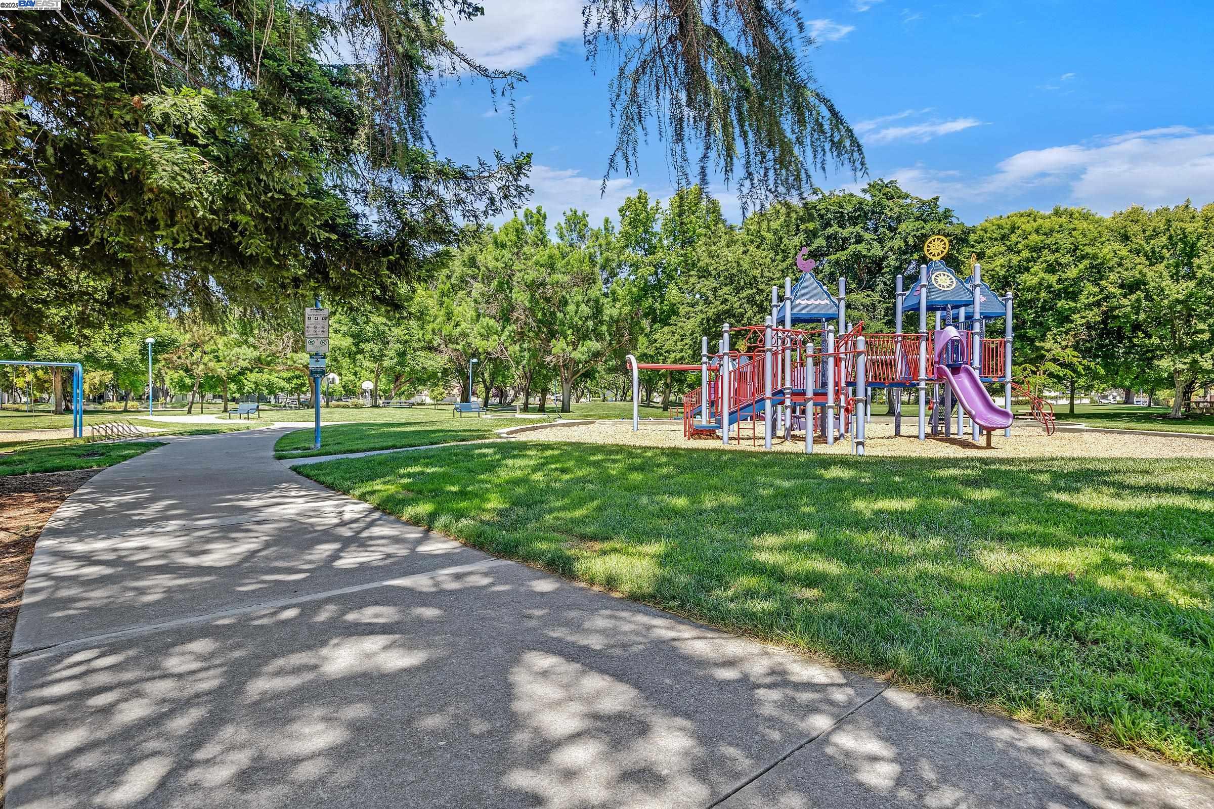 Detail Gallery Image 27 of 33 For 2236 Oakland Ave, Pleasanton,  CA 94588 - 3 Beds | 2/1 Baths