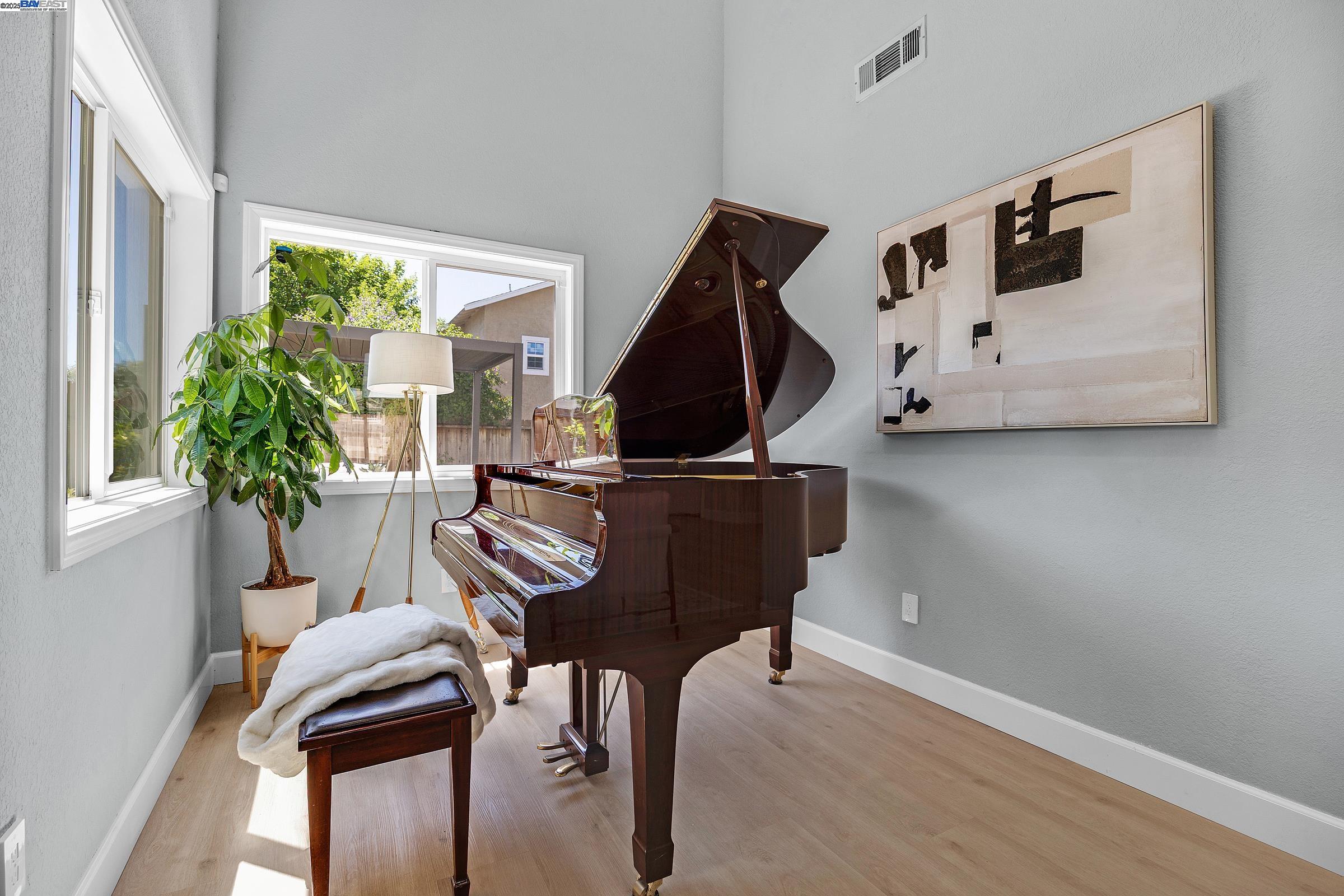 Detail Gallery Image 6 of 33 For 2236 Oakland Ave, Pleasanton,  CA 94588 - 3 Beds | 2/1 Baths