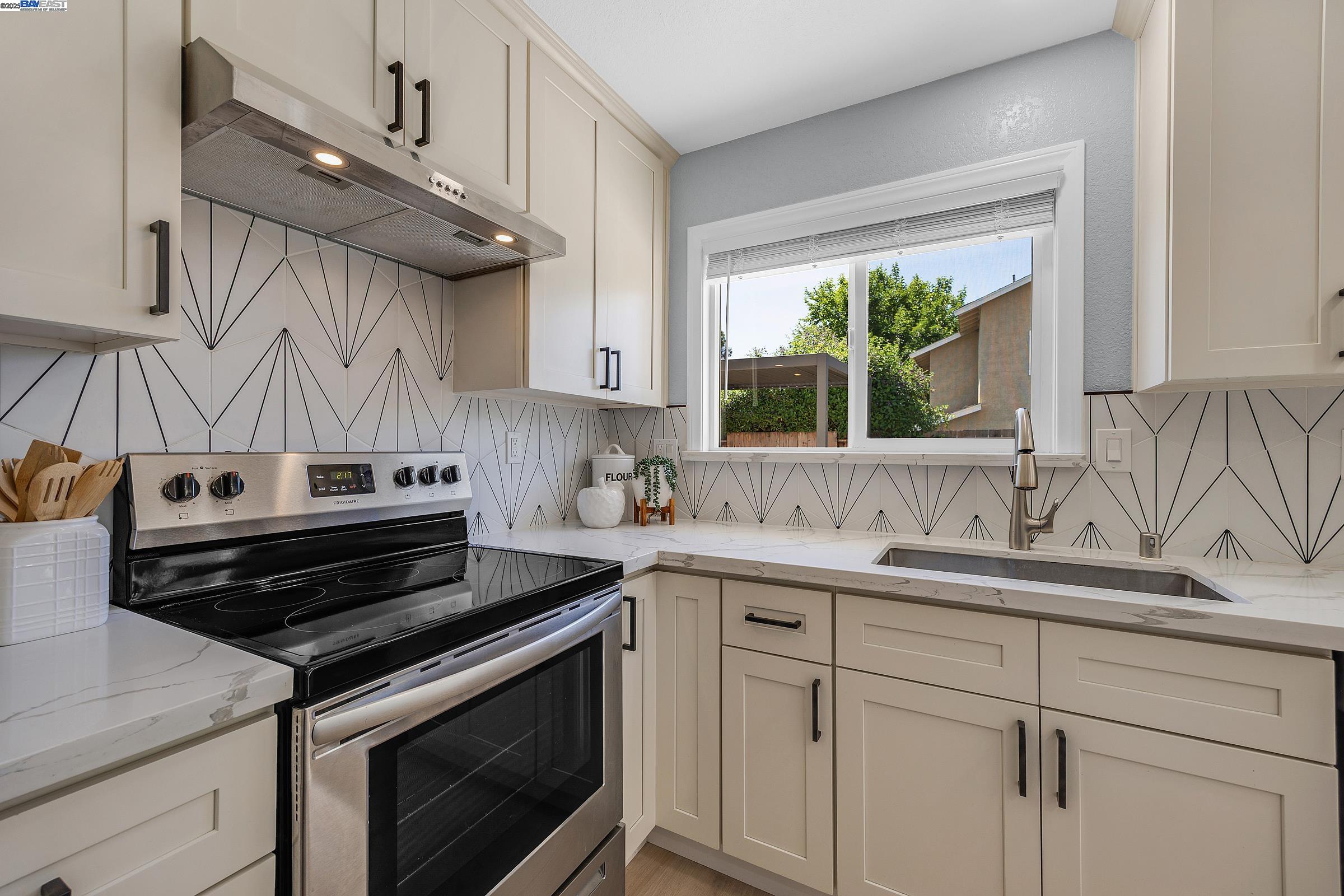 Detail Gallery Image 8 of 33 For 2236 Oakland Ave, Pleasanton,  CA 94588 - 3 Beds | 2/1 Baths