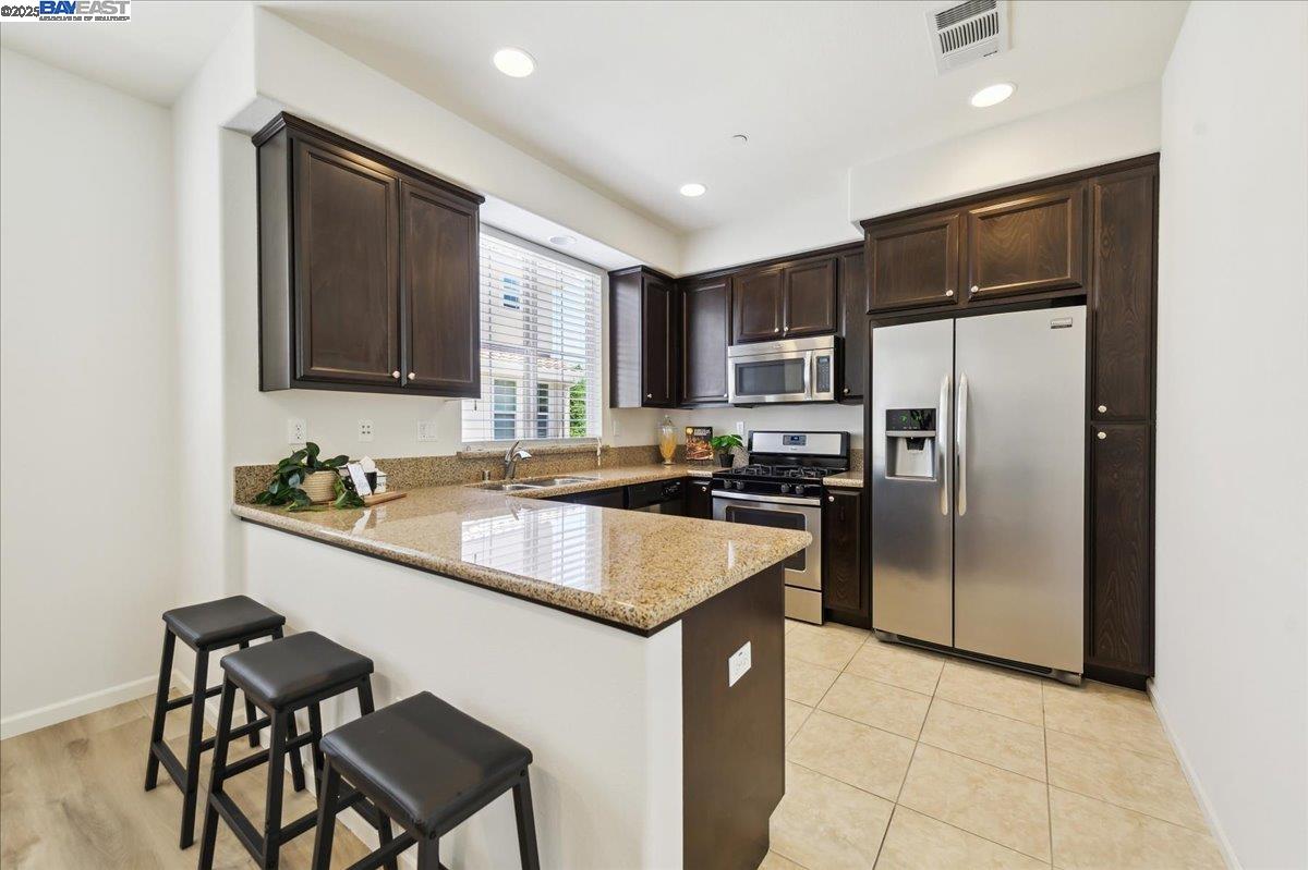 Detail Gallery Image 3 of 33 For 164 Heligan Lane #2,  Livermore,  CA 94551-0000 - 2 Beds | 2/1 Baths