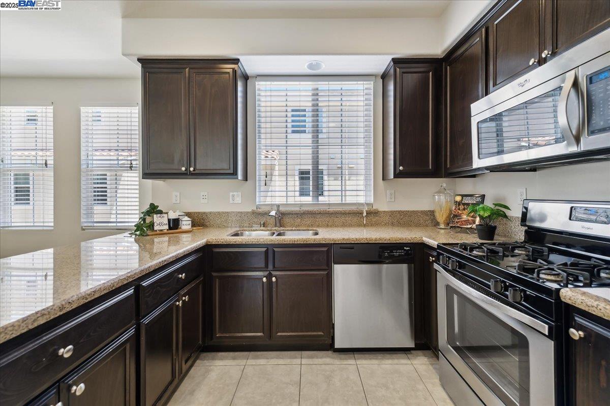 Detail Gallery Image 4 of 33 For 164 Heligan Lane #2,  Livermore,  CA 94551-0000 - 2 Beds | 2/1 Baths