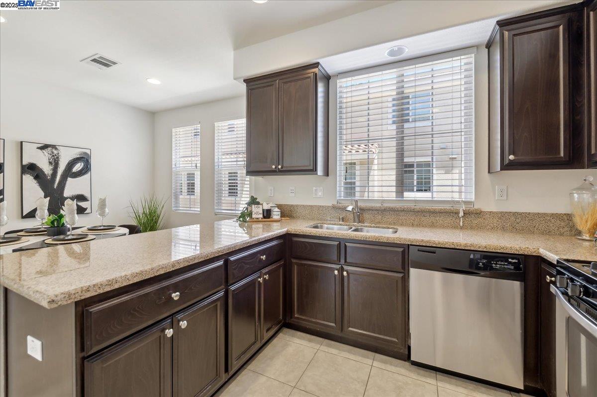 Detail Gallery Image 5 of 33 For 164 Heligan Lane #2,  Livermore,  CA 94551-0000 - 2 Beds | 2/1 Baths