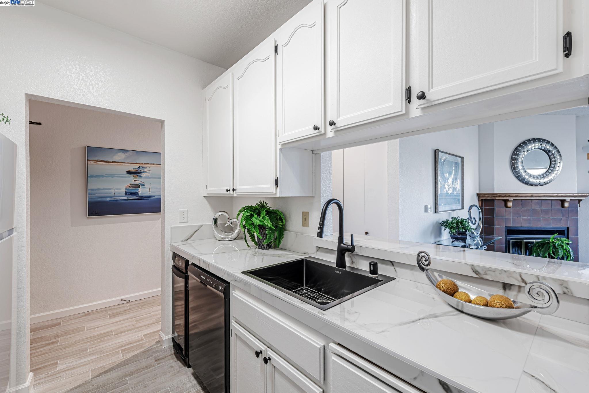 Detail Gallery Image 9 of 33 For 39931 Cedar Blvd #301,  Newark,  CA 94560 - 2 Beds | 2 Baths