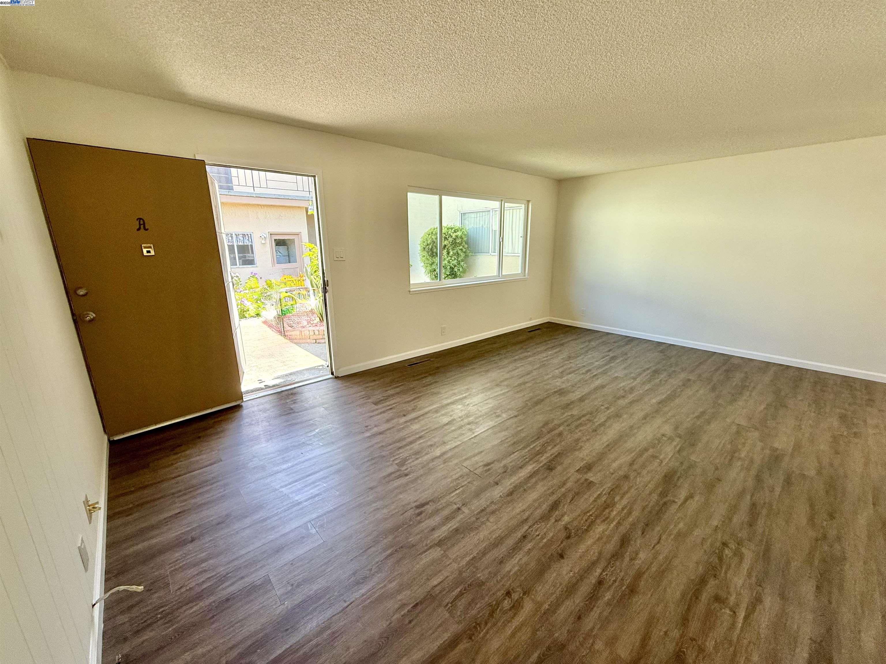 Detail Gallery Image 4 of 26 For 809 Coburn Ct #a,  San Leandro,  CA 94578 - 2 Beds | 2 Baths