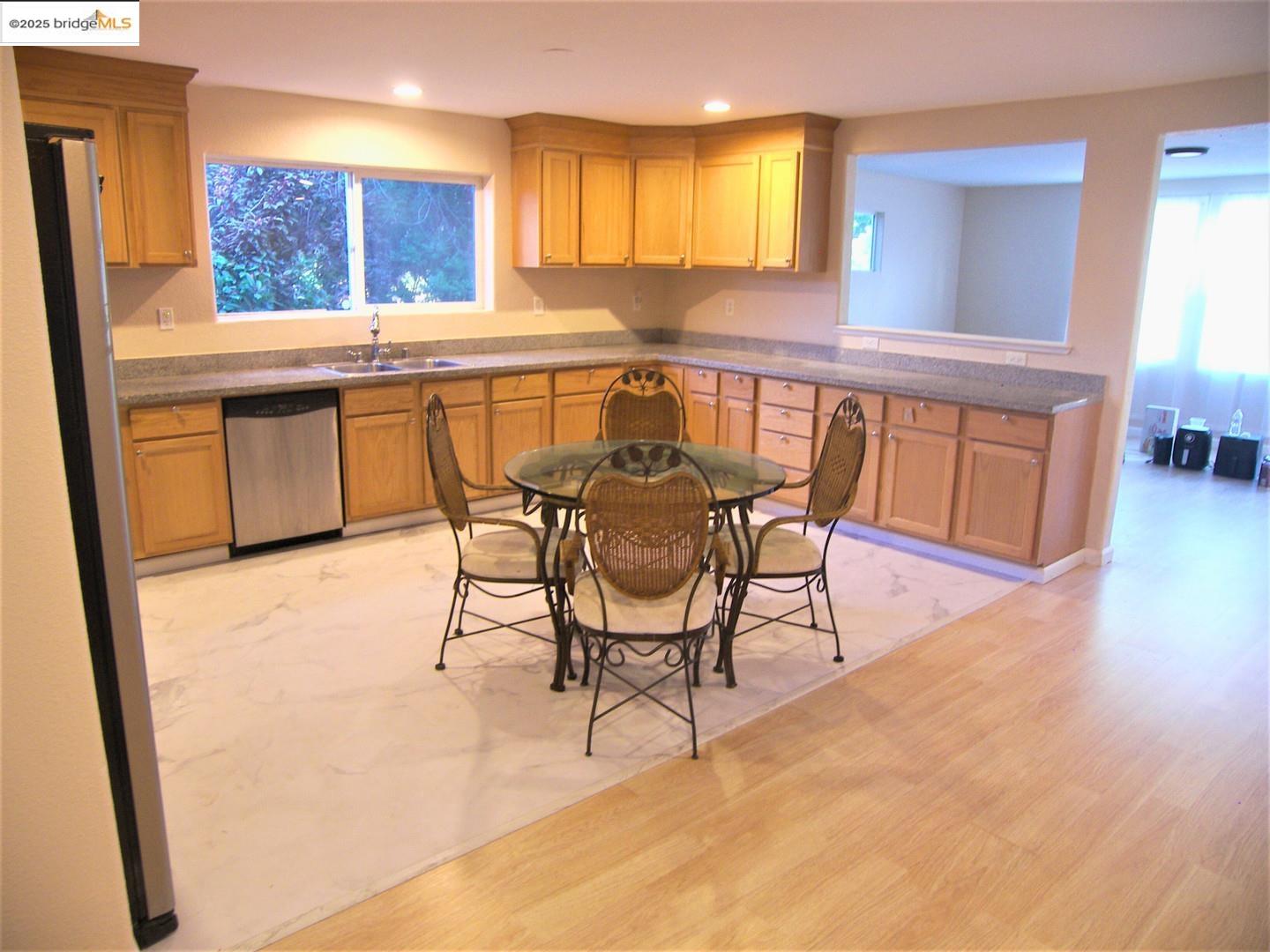 Detail Gallery Image 6 of 33 For 1259 Fulton Ave, Vallejo,  CA 94591 - 5 Beds | 4 Baths