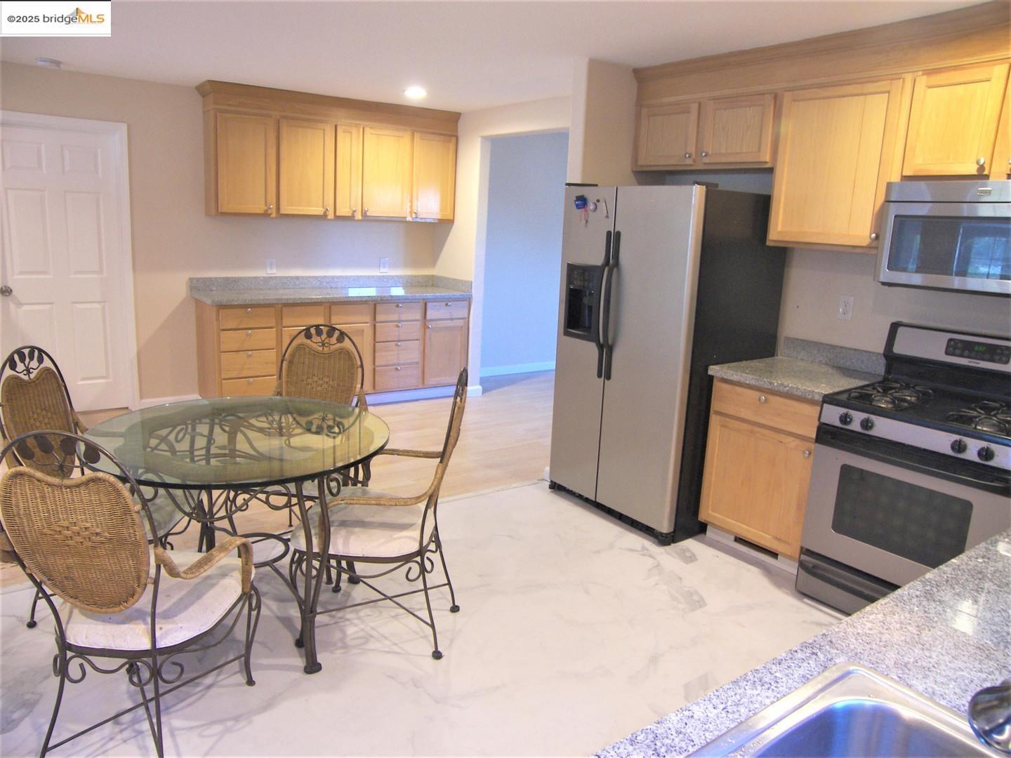 Detail Gallery Image 7 of 33 For 1259 Fulton Ave, Vallejo,  CA 94591 - 5 Beds | 4 Baths