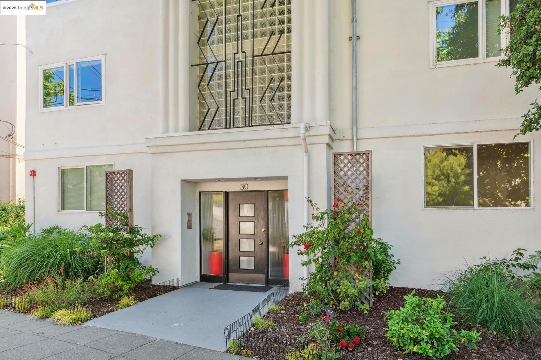 Detail Gallery Image 1 of 26 For 30 Domingo Ave #2,  Berkeley,  CA 94705-0000 - 2 Beds | 2 Baths