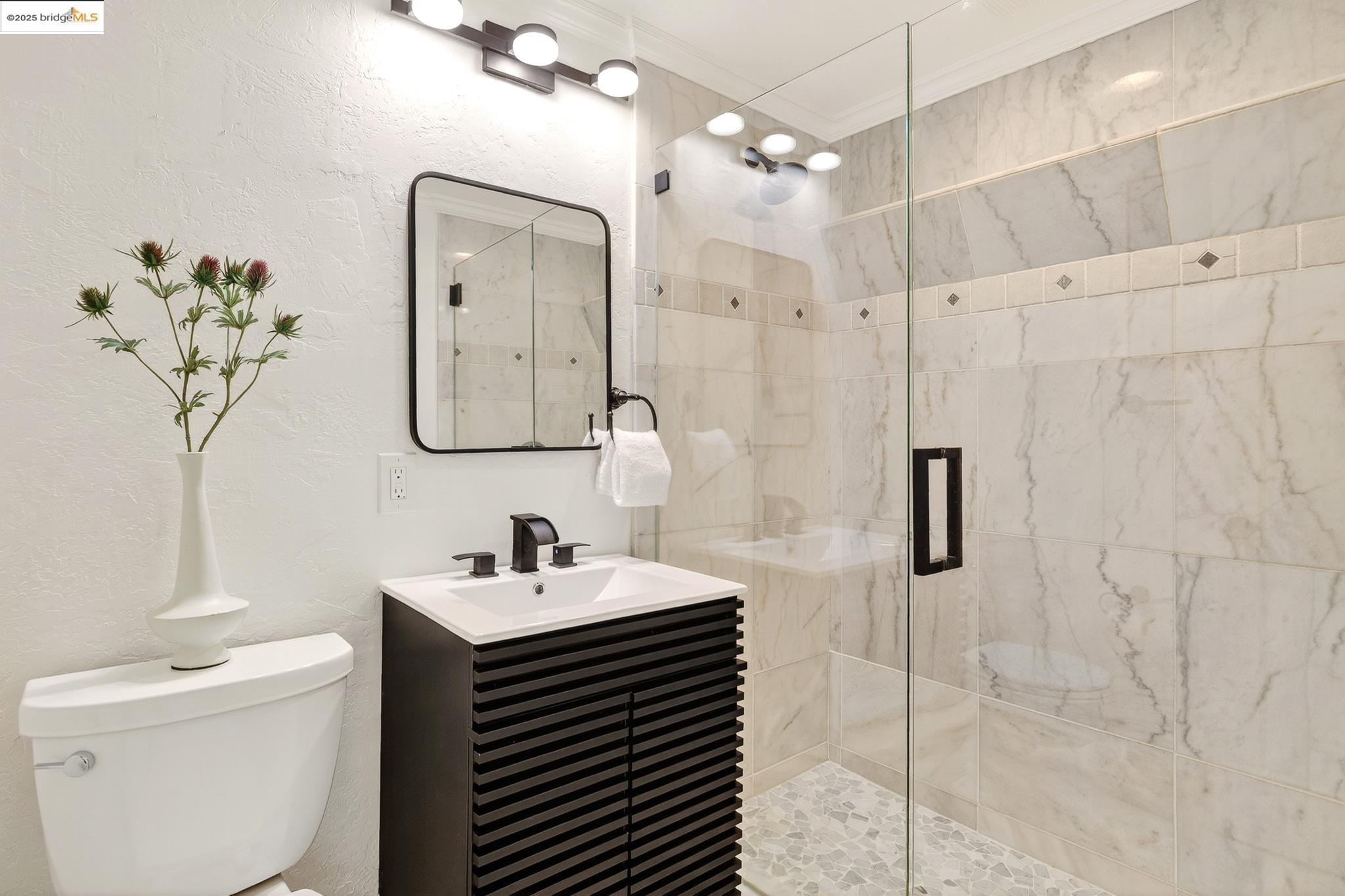 Detail Gallery Image 17 of 29 For 30 Domingo Ave #2,  Berkeley,  CA 94705-0000 - 2 Beds | 2 Baths