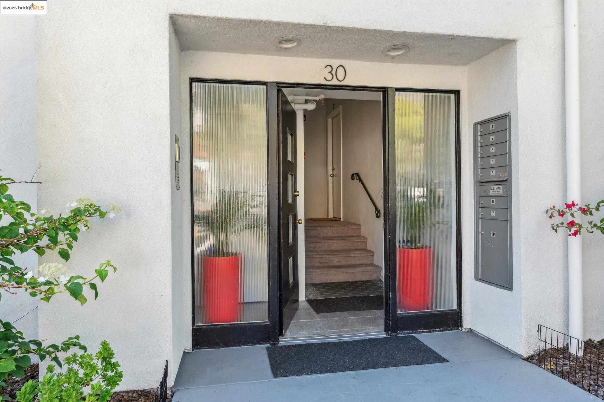 Detail Gallery Image 23 of 26 For 30 Domingo Ave #2,  Berkeley,  CA 94705-0000 - 2 Beds | 2 Baths