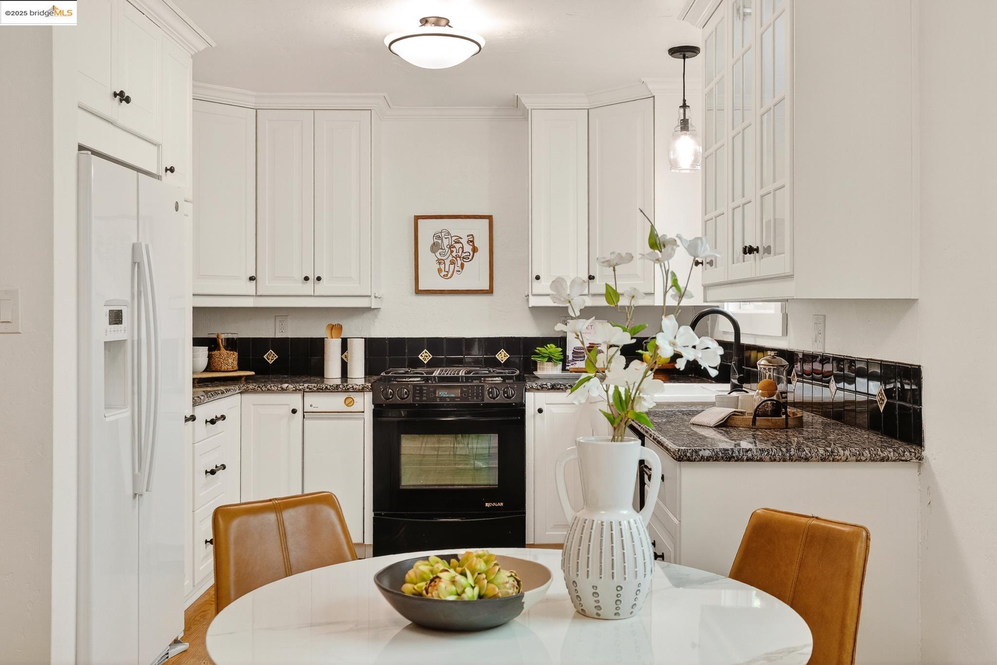 Detail Gallery Image 4 of 29 For 30 Domingo Ave #2,  Berkeley,  CA 94705-0000 - 2 Beds | 2 Baths