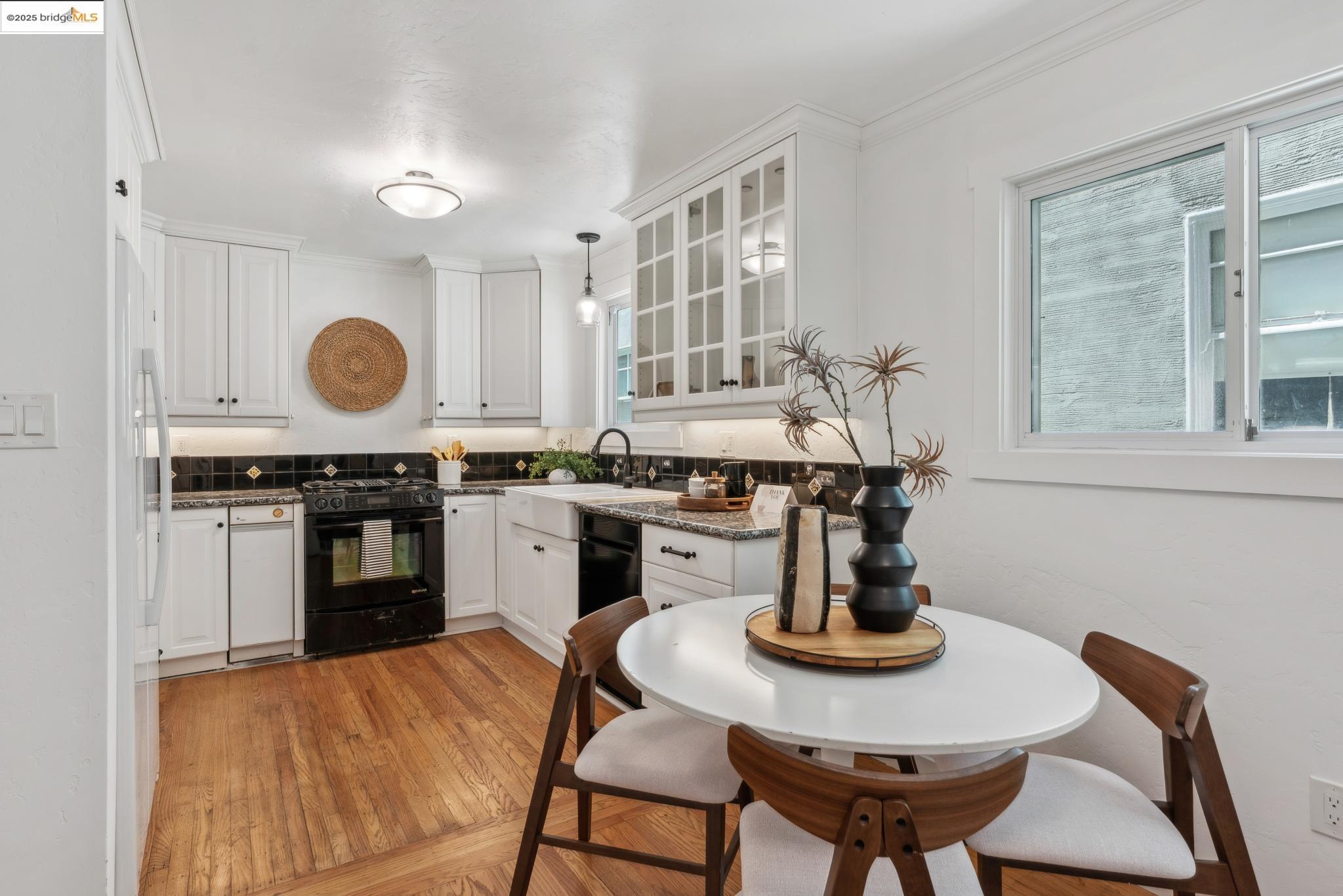 Detail Gallery Image 7 of 26 For 30 Domingo Ave #2,  Berkeley,  CA 94705-0000 - 2 Beds | 2 Baths