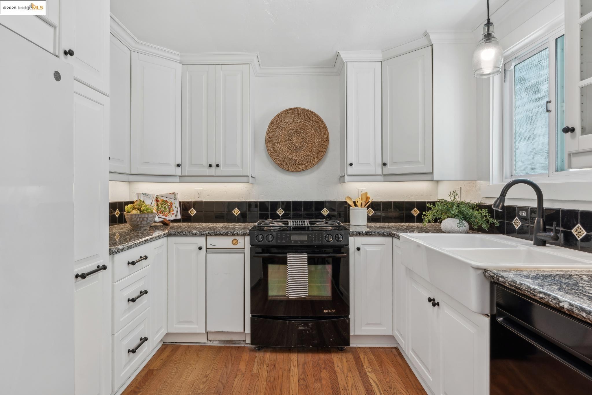 Detail Gallery Image 8 of 26 For 30 Domingo Ave #2,  Berkeley,  CA 94705-0000 - 2 Beds | 2 Baths