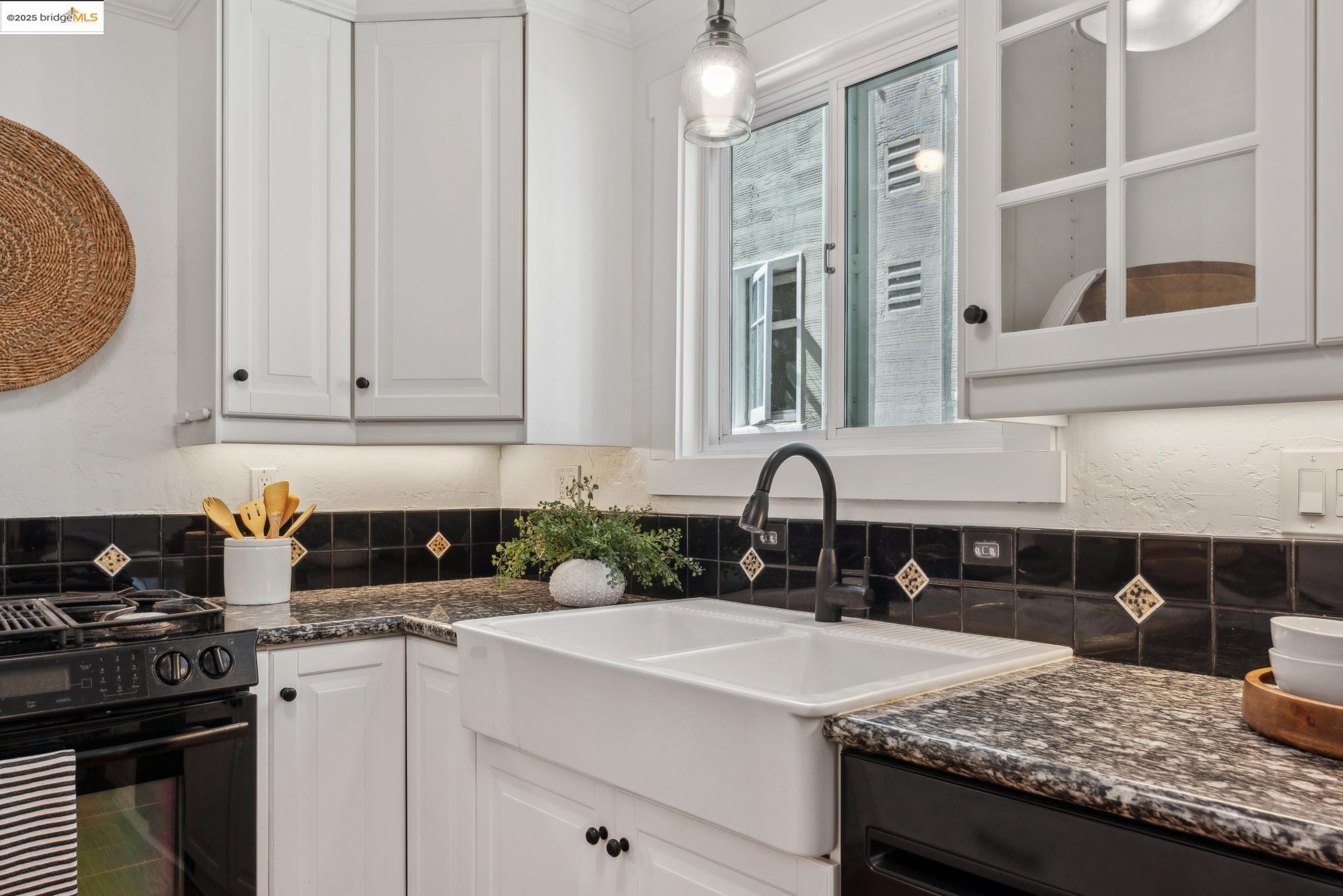 Detail Gallery Image 9 of 26 For 30 Domingo Ave #2,  Berkeley,  CA 94705-0000 - 2 Beds | 2 Baths