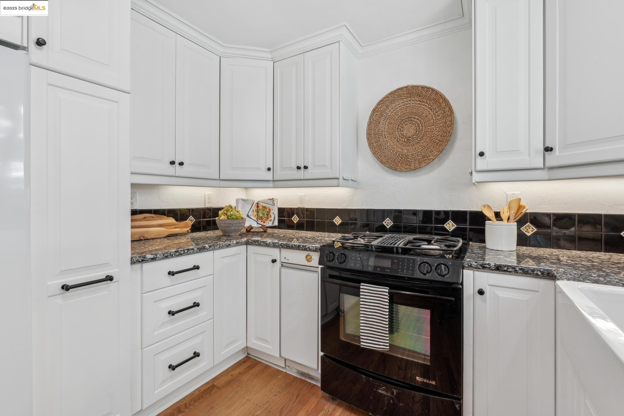 Detail Gallery Image 10 of 26 For 30 Domingo Ave #2,  Berkeley,  CA 94705-0000 - 2 Beds | 2 Baths