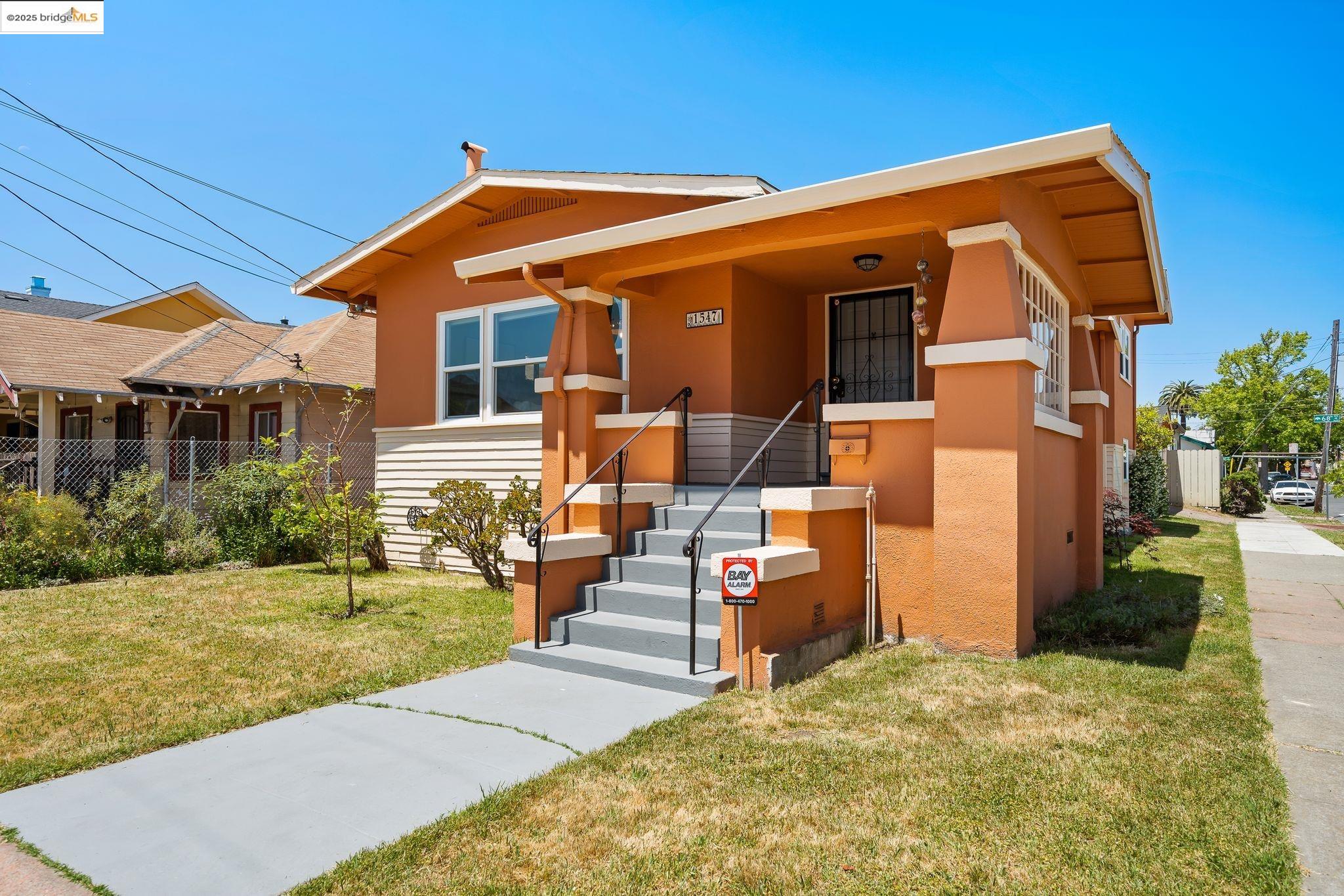 Detail Gallery Image 2 of 46 For 1547 68th Ave, Oakland,  CA 94621 - 3 Beds | 2 Baths