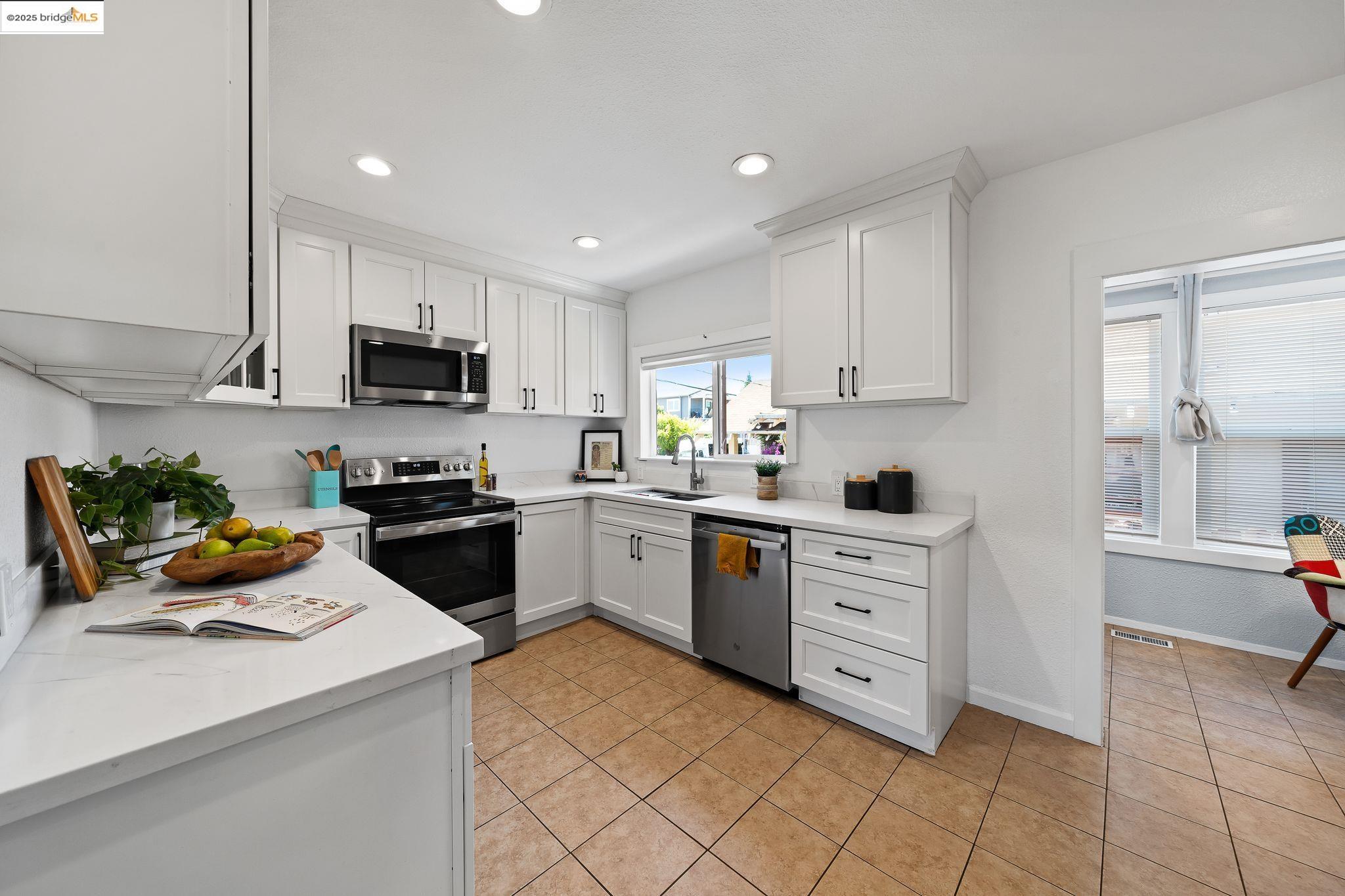 Detail Gallery Image 19 of 46 For 1547 68th Ave, Oakland,  CA 94621 - 3 Beds | 2 Baths