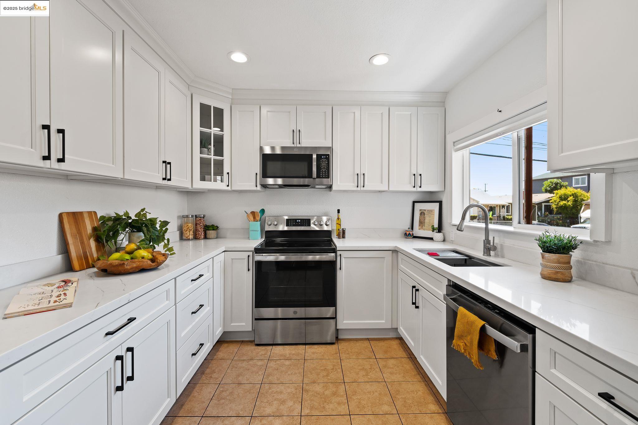 Detail Gallery Image 20 of 46 For 1547 68th Ave, Oakland,  CA 94621 - 3 Beds | 2 Baths