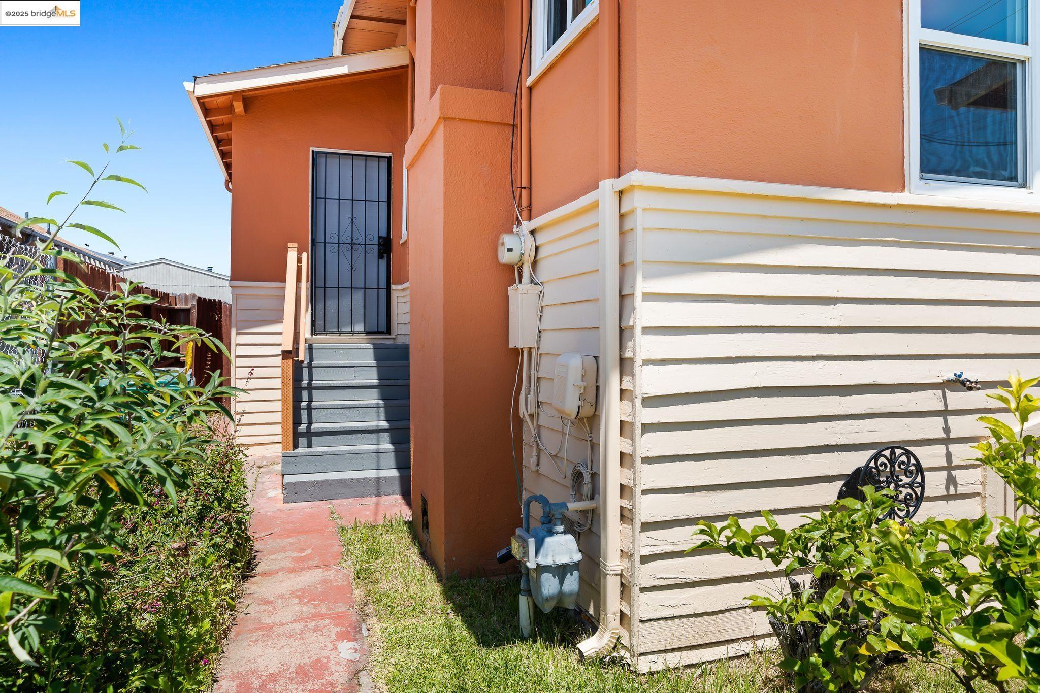 Detail Gallery Image 3 of 46 For 1547 68th Ave, Oakland,  CA 94621 - 3 Beds | 2 Baths