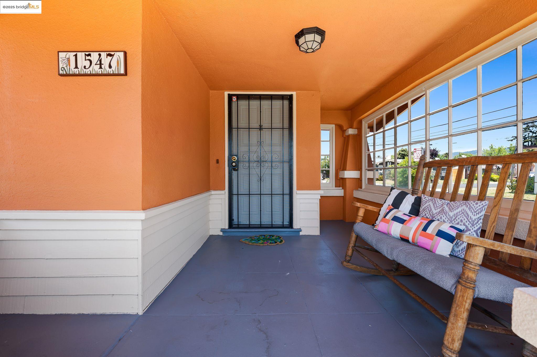 Detail Gallery Image 4 of 46 For 1547 68th Ave, Oakland,  CA 94621 - 3 Beds | 2 Baths