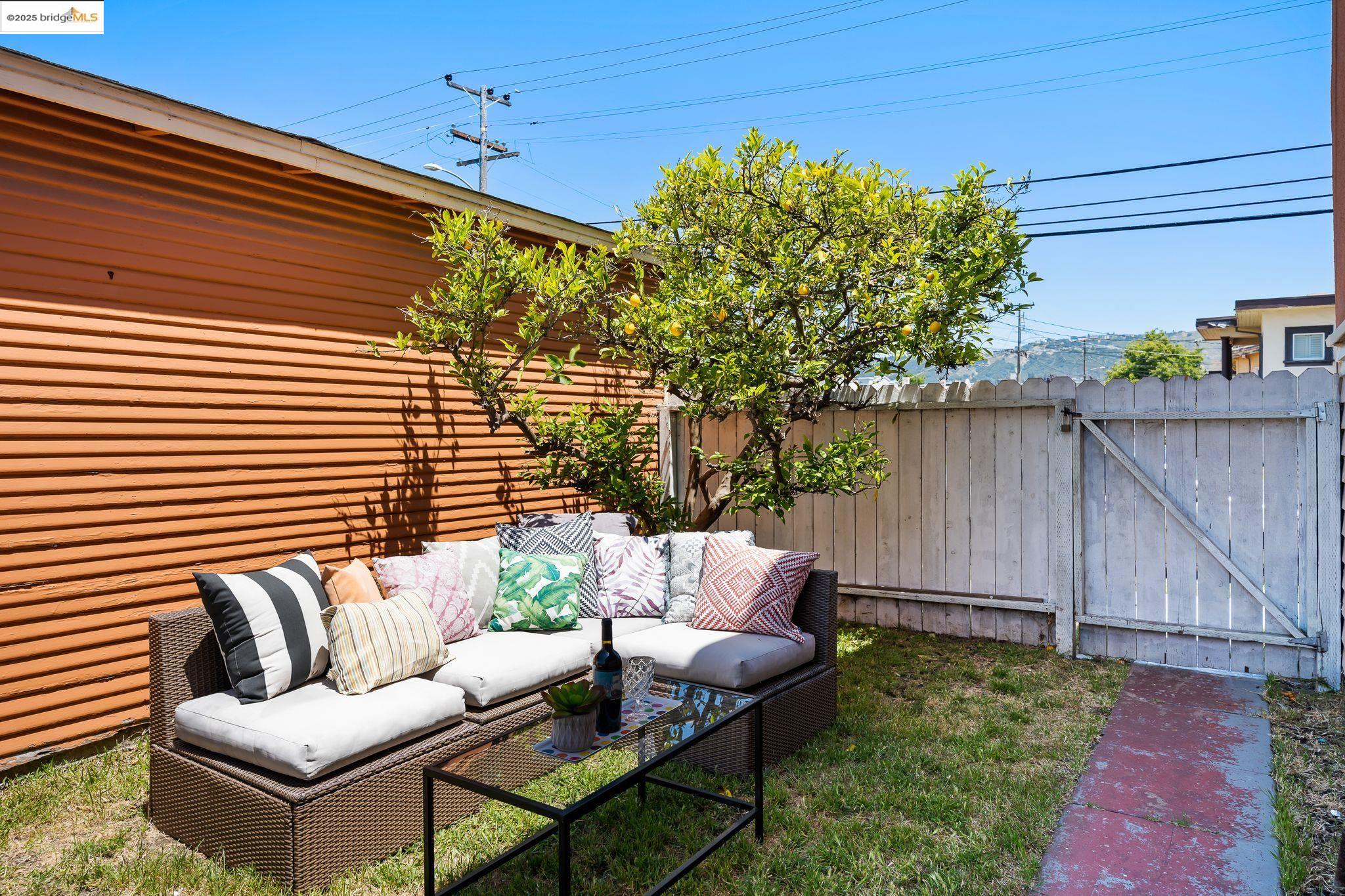 Detail Gallery Image 40 of 46 For 1547 68th Ave, Oakland,  CA 94621 - 3 Beds | 2 Baths