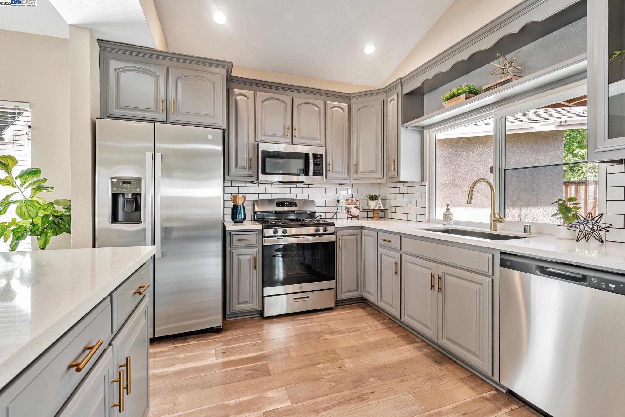 Detail Gallery Image 5 of 33 For 25 Phillips Ct, Tracy,  CA 95376 - 4 Beds | 3/1 Baths