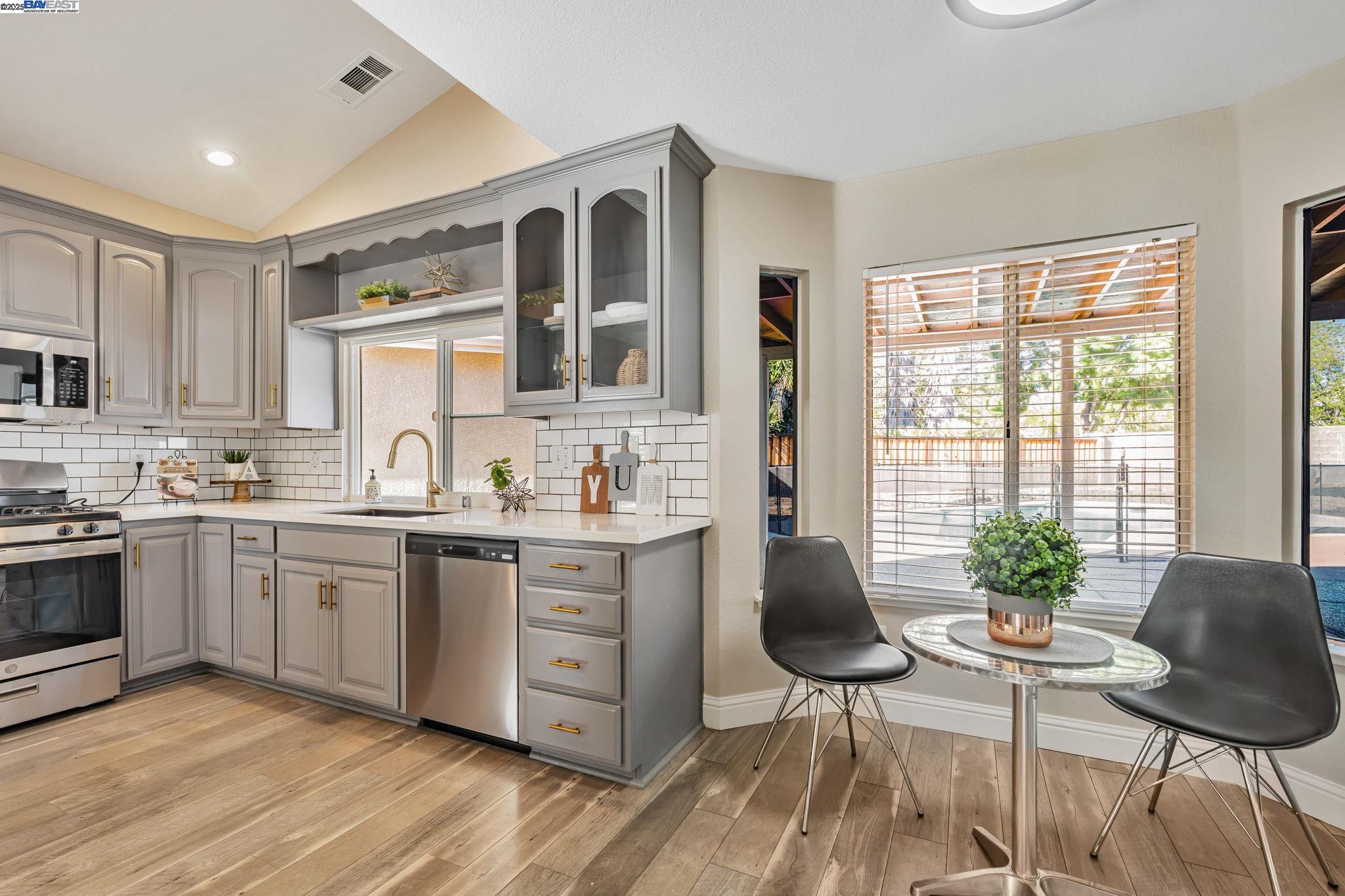 Detail Gallery Image 7 of 33 For 25 Phillips Ct, Tracy,  CA 95376 - 4 Beds | 3/1 Baths