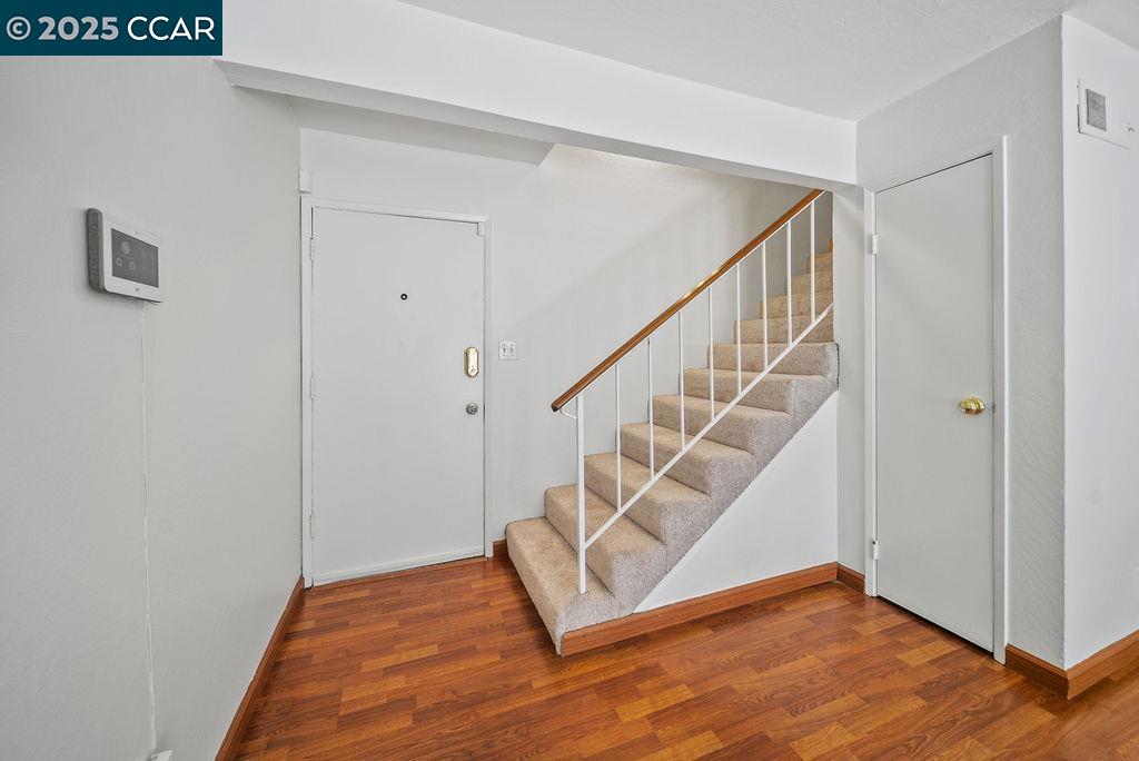 Detail Gallery Image 3 of 23 For 2032 Sierra Road #3,  Concord,  CA 94518 - 2 Beds | 1/1 Baths