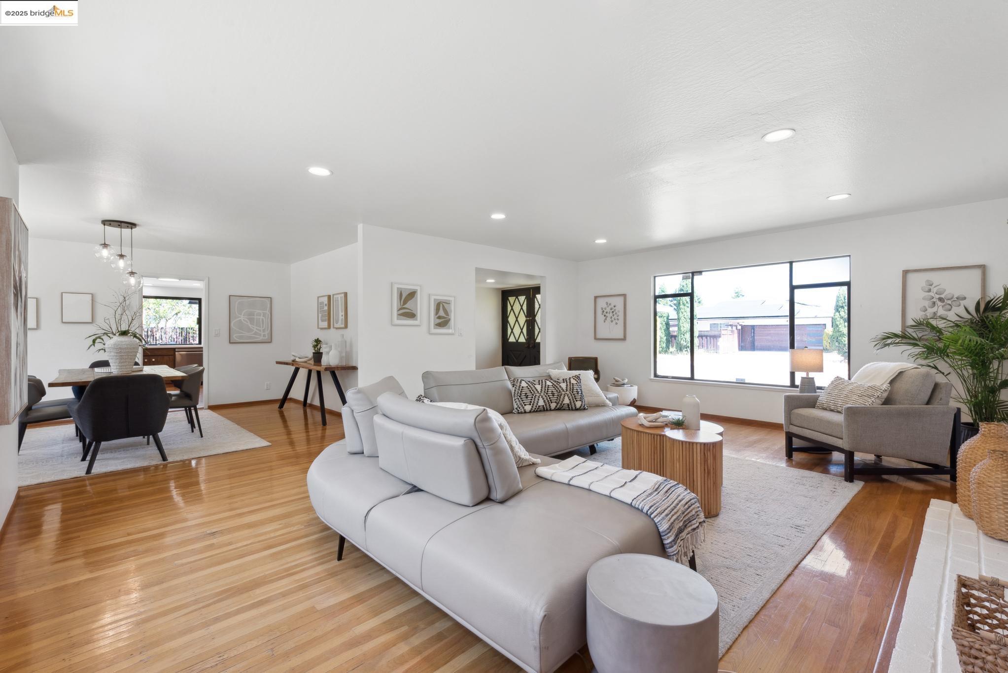 Detail Gallery Image 11 of 59 For 13185 Clairepointe Way, Oakland,  CA 94619 - 4 Beds | 2/1 Baths