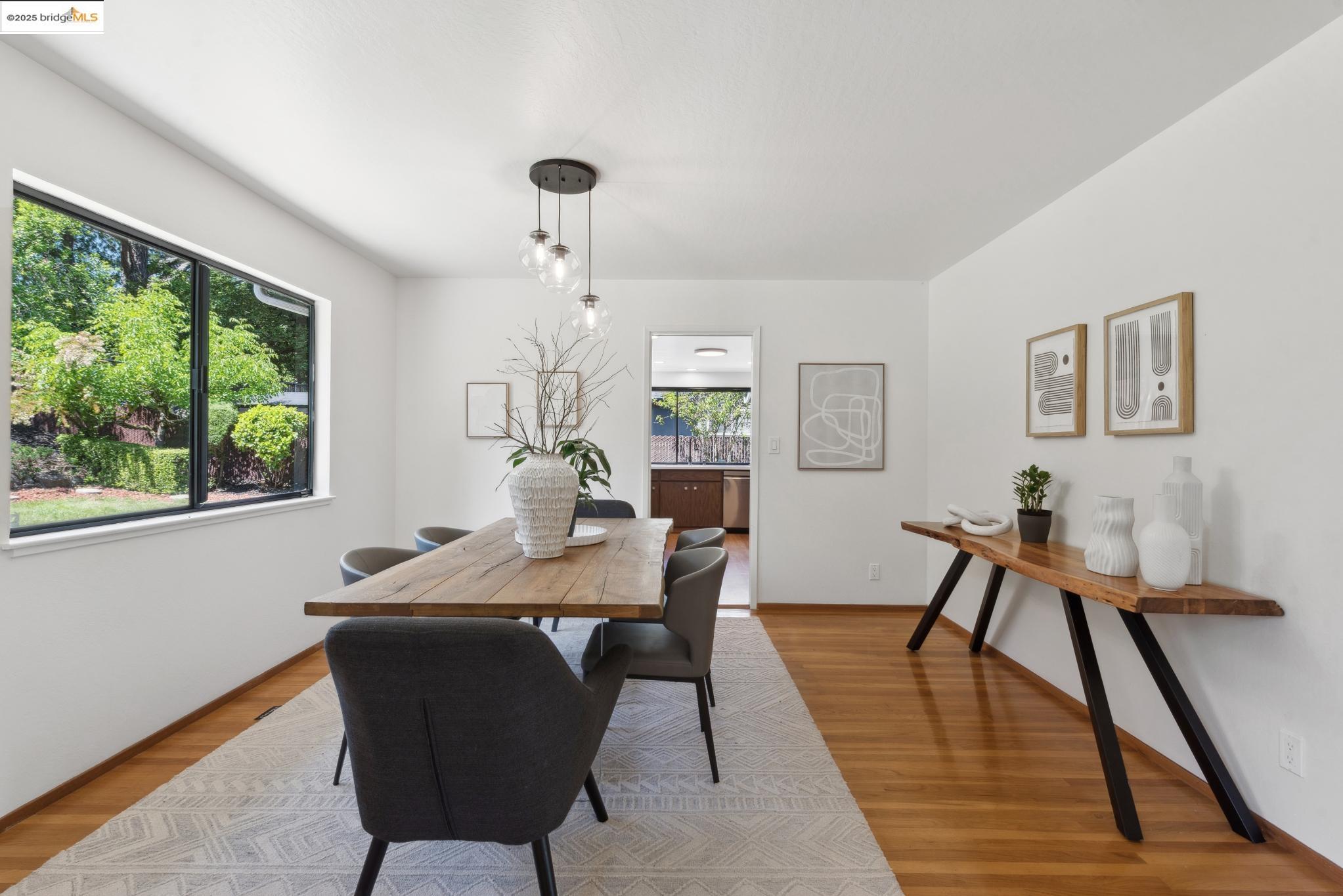 Detail Gallery Image 12 of 59 For 13185 Clairepointe Way, Oakland,  CA 94619 - 4 Beds | 2/1 Baths