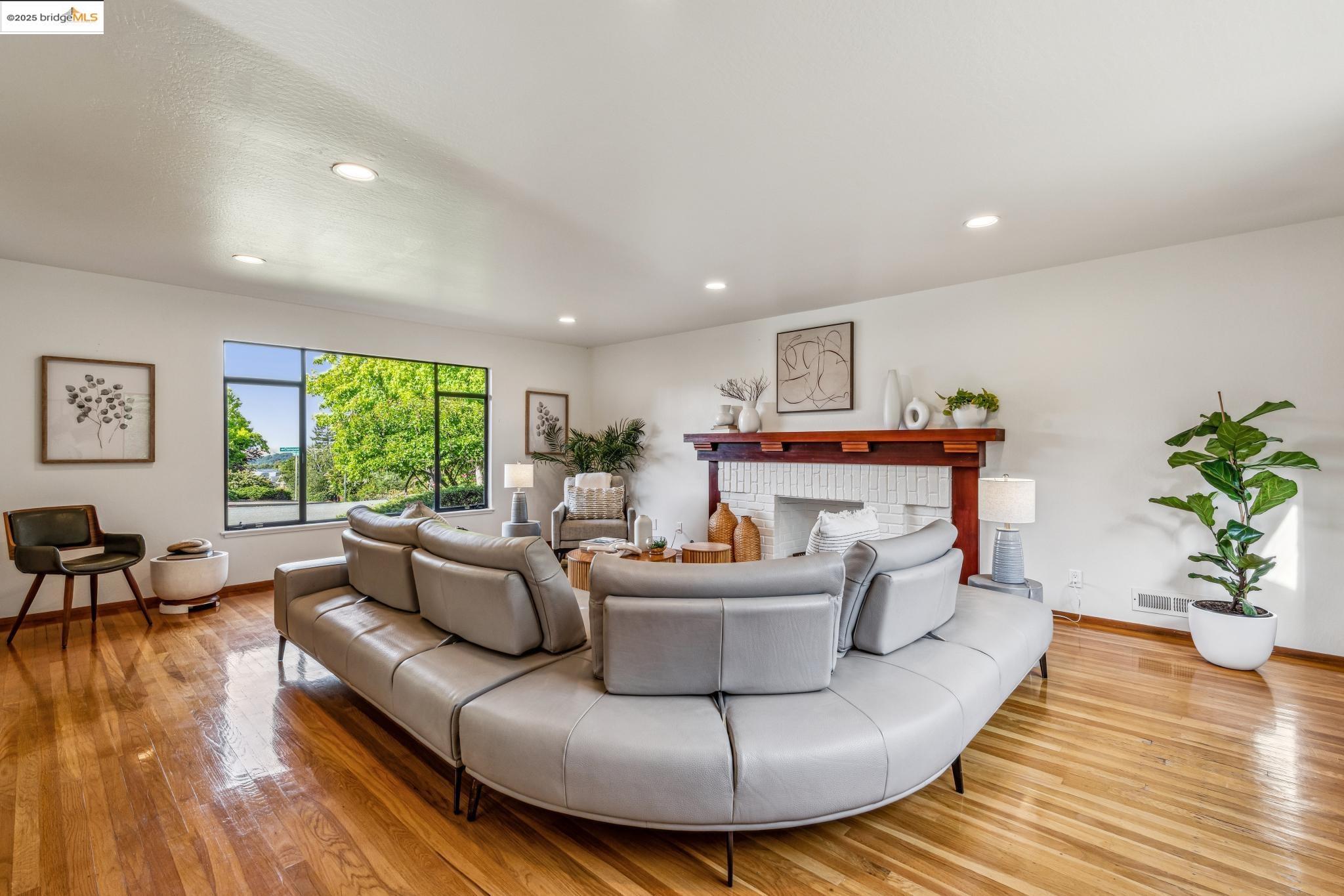 Detail Gallery Image 12 of 59 For 13185 Clairepointe Way, Oakland,  CA 94619 - 4 Beds | 2/1 Baths