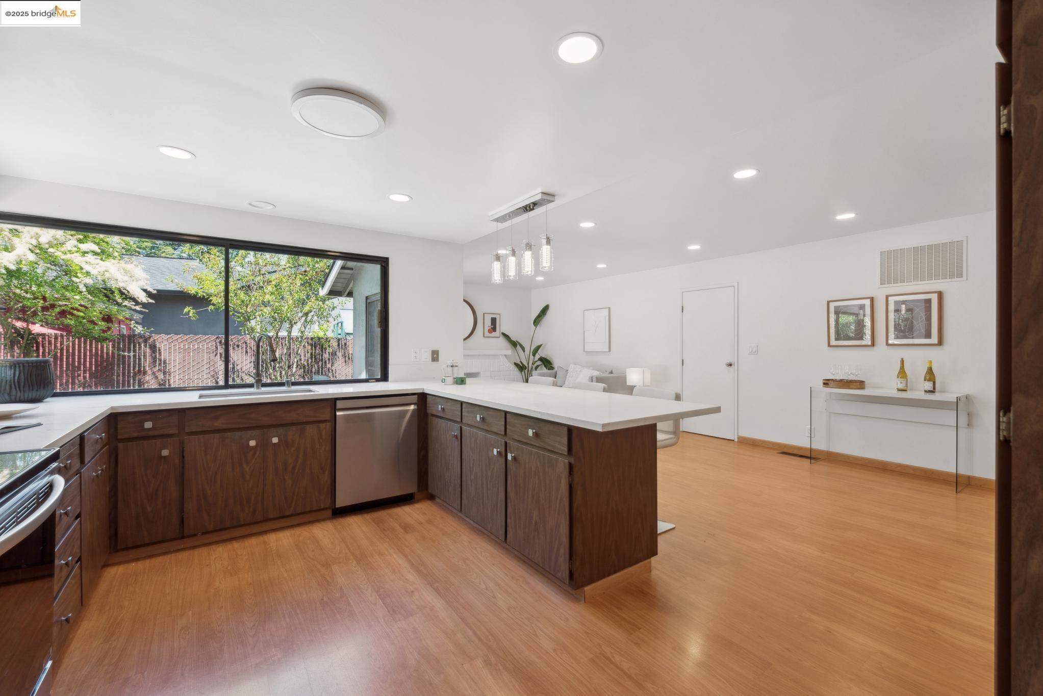 Detail Gallery Image 15 of 59 For 13185 Clairepointe Way, Oakland,  CA 94619 - 4 Beds | 2/1 Baths