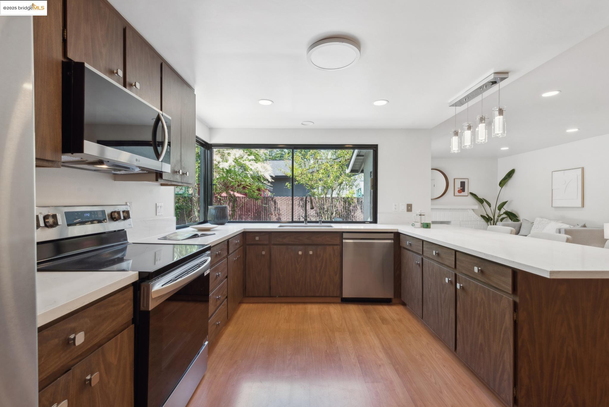 Detail Gallery Image 16 of 59 For 13185 Clairepointe Way, Oakland,  CA 94619 - 4 Beds | 2/1 Baths