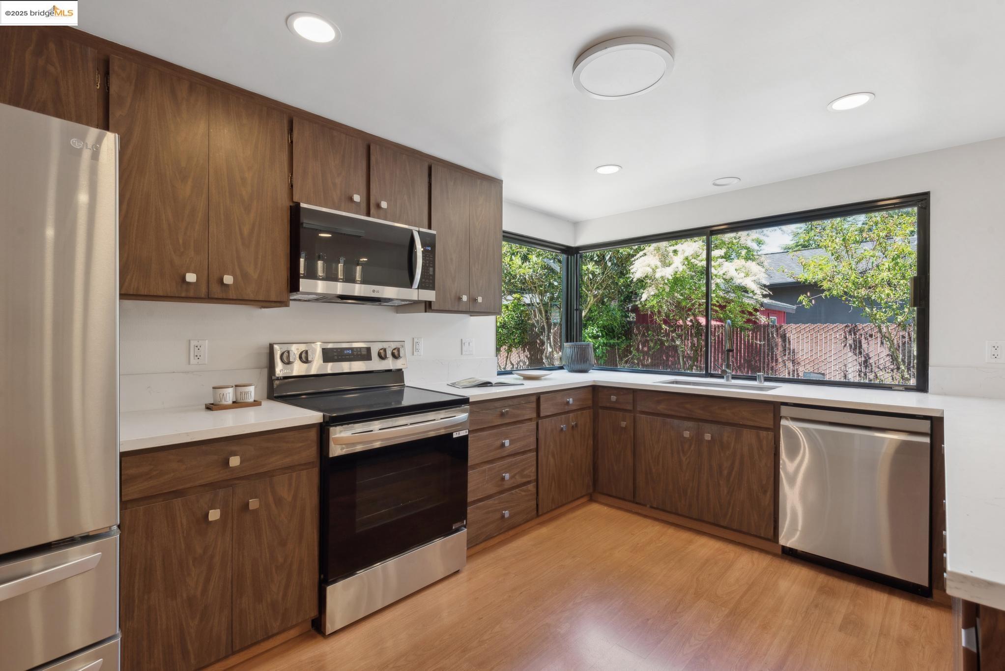Detail Gallery Image 17 of 59 For 13185 Clairepointe Way, Oakland,  CA 94619 - 4 Beds | 2/1 Baths