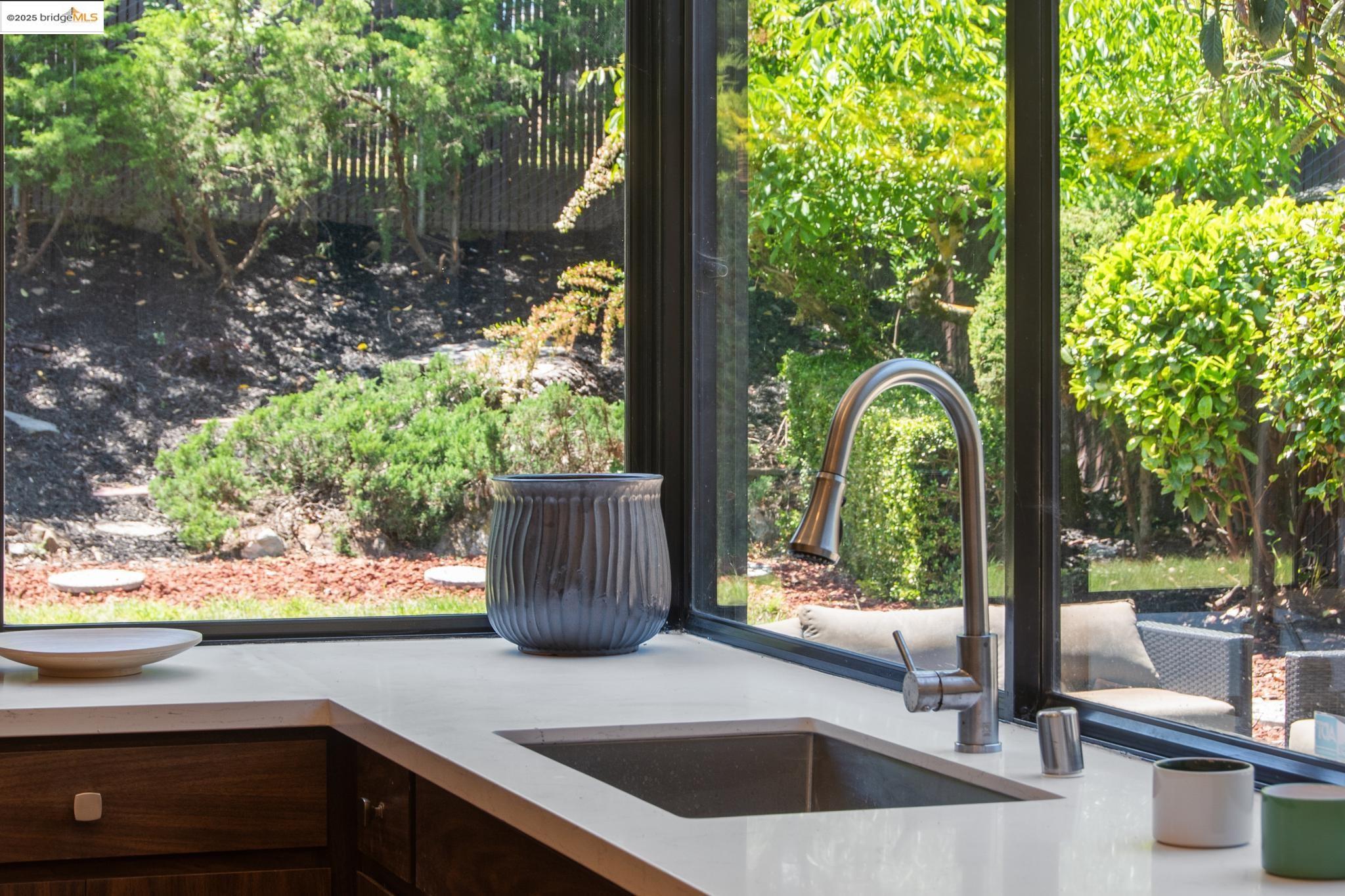 Detail Gallery Image 18 of 59 For 13185 Clairepointe Way, Oakland,  CA 94619 - 4 Beds | 2/1 Baths