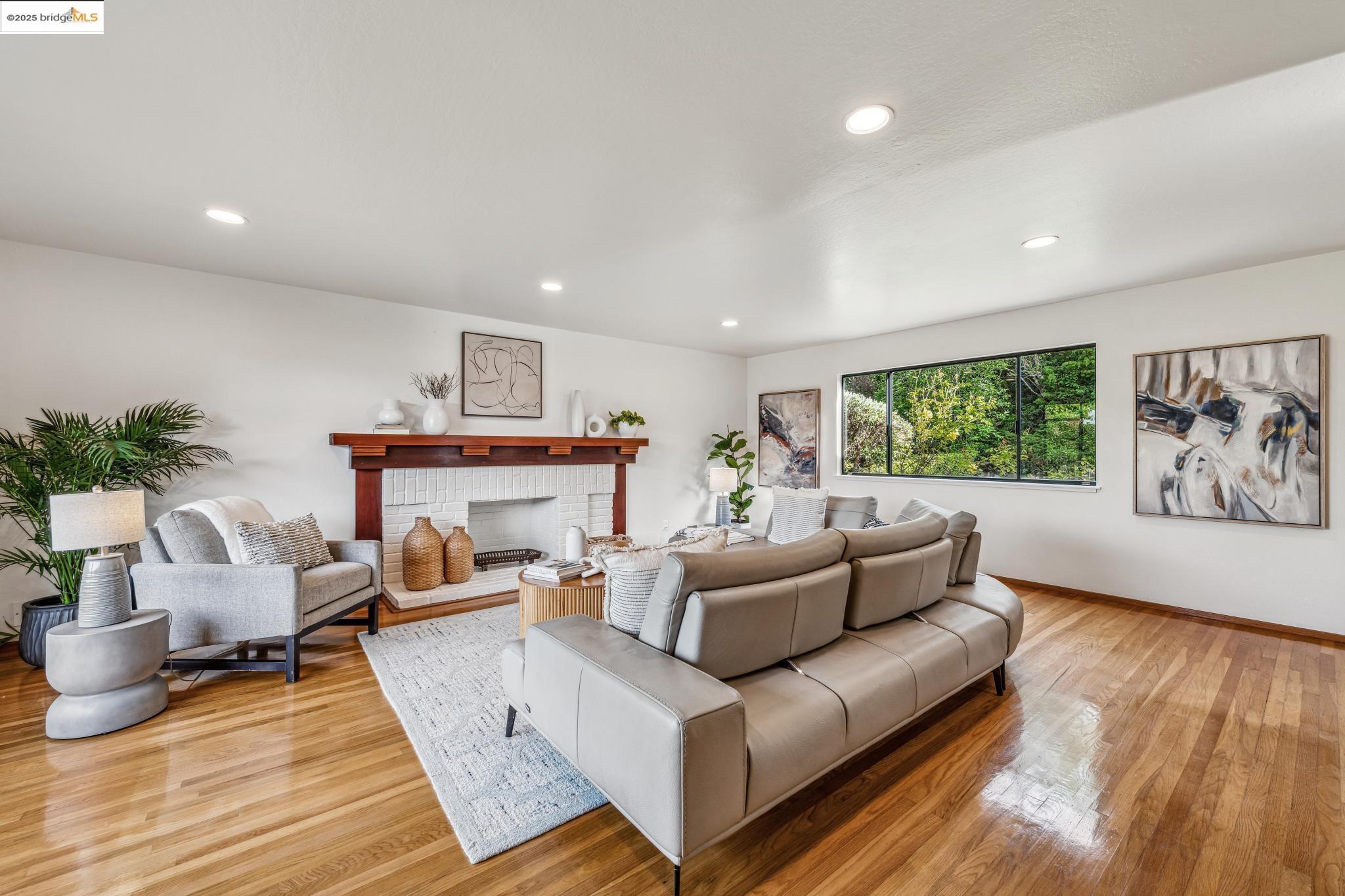 Detail Gallery Image 19 of 59 For 13185 Clairepointe Way, Oakland,  CA 94619 - 4 Beds | 2/1 Baths