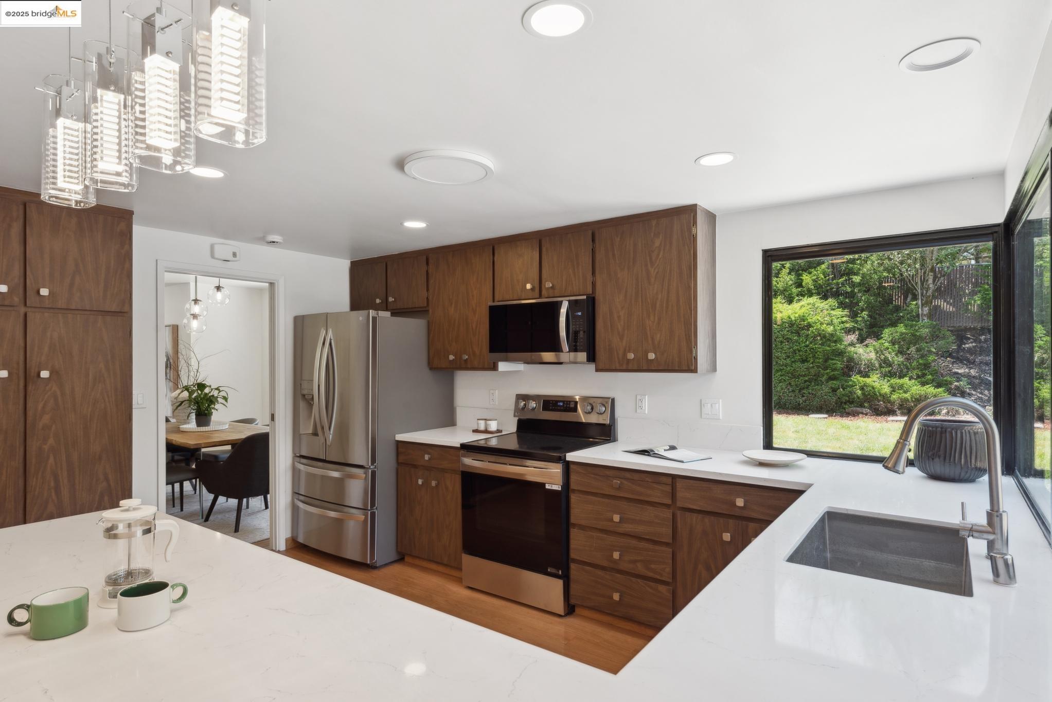 Detail Gallery Image 21 of 59 For 13185 Clairepointe Way, Oakland,  CA 94619 - 4 Beds | 2/1 Baths