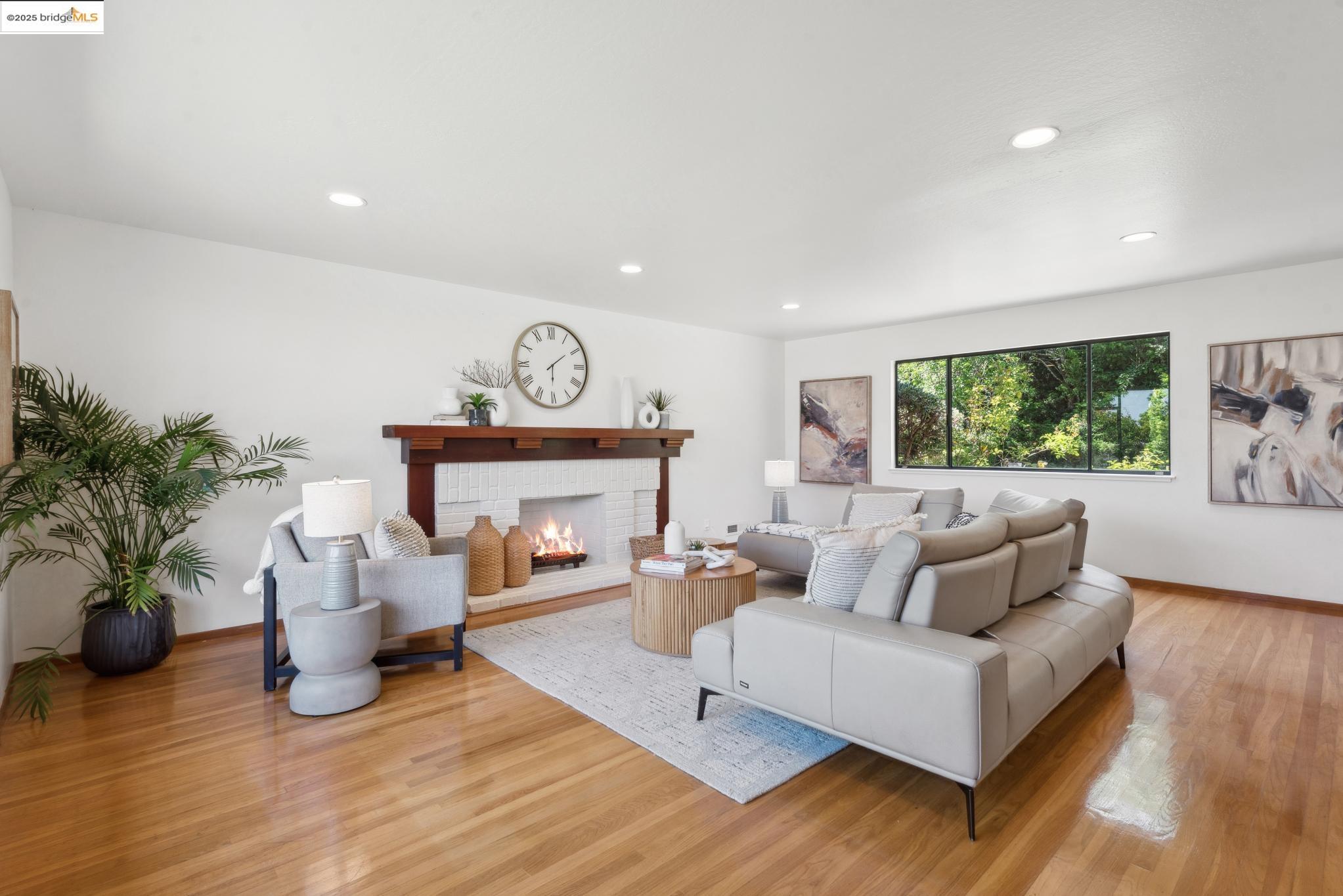 Detail Gallery Image 4 of 59 For 13185 Clairepointe Way, Oakland,  CA 94619 - 4 Beds | 2/1 Baths