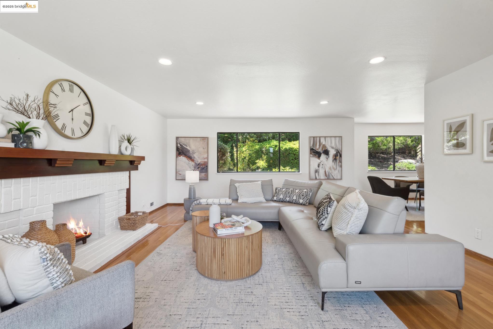 Detail Gallery Image 5 of 59 For 13185 Clairepointe Way, Oakland,  CA 94619 - 4 Beds | 2/1 Baths