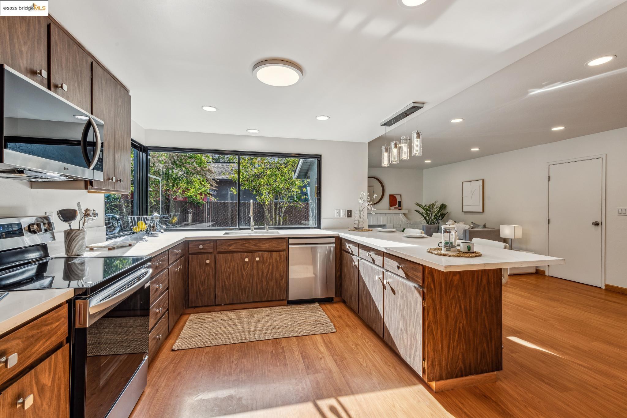 Detail Gallery Image 7 of 59 For 13185 Clairepointe Way, Oakland,  CA 94619 - 4 Beds | 2/1 Baths